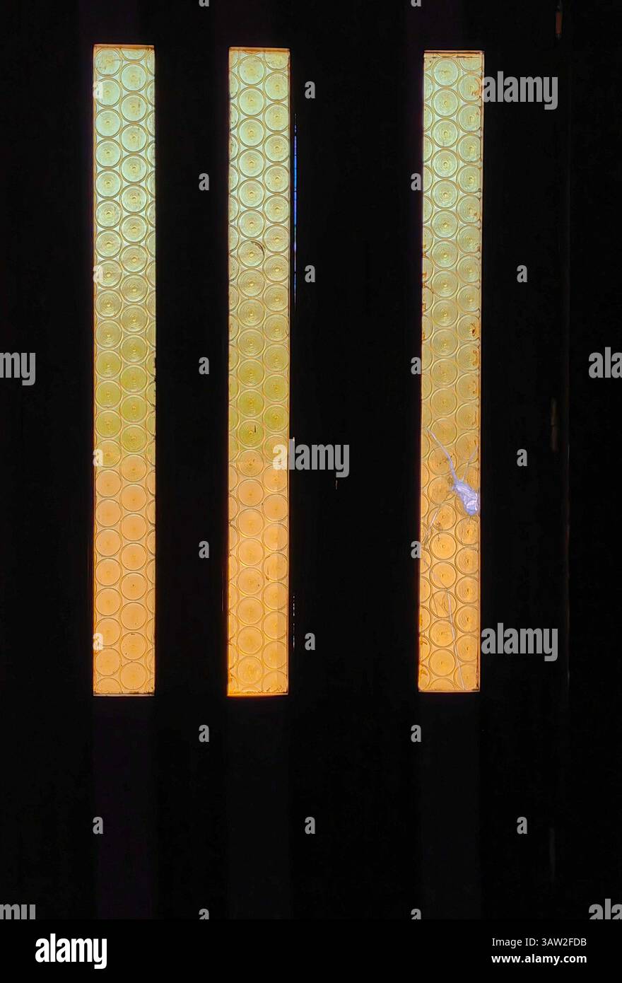 Riquadro della memoria: Porta finestra in legno al buio Foto Stock