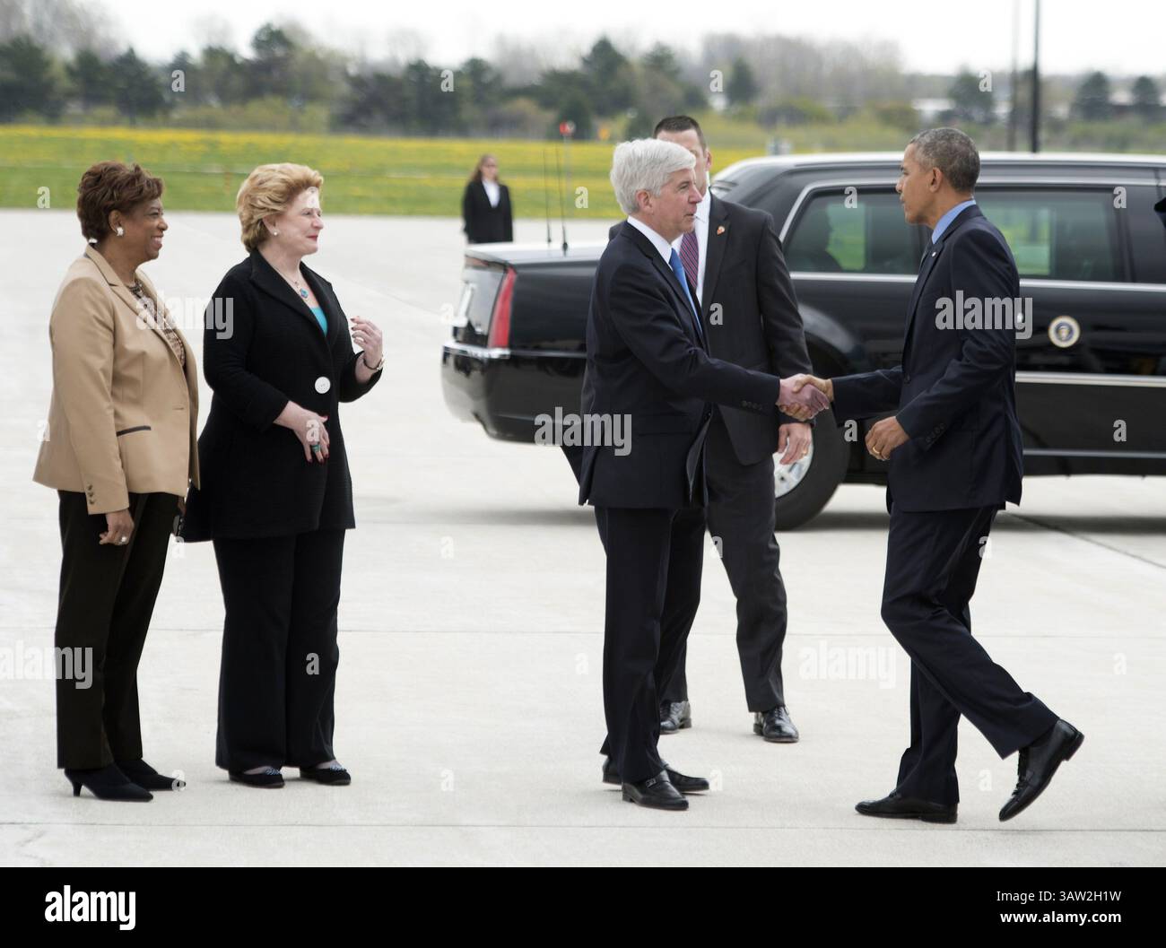 4 maggio 2016 - Flint, Michigan, U. S - Rep. USA Brenda Lawrence, senatore degli Stati Uniti Debbie Stabenow, e il governatore Rick Snyder salutano il presidente Obama mentre arriva al Bishop International Airport di Air Force One per una visita alla Northwestern High School di Flint, Mich., mercoledì 4 maggio 2016. (Immagine di credito: © Prensa Internacional via cavo ZUMA) Foto Stock