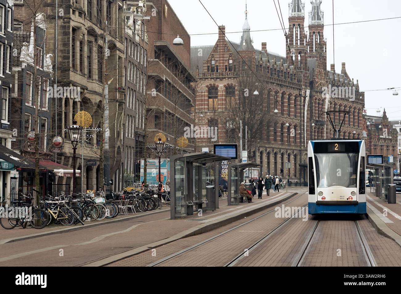 Amsterdam Paesi Bassi, 13 febbraio 2025: Tram che si muovono lungo i binari di una strada di amsterdam, paesi bassi, mezzi pubblici Rush Hour, ore di punta Foto Stock