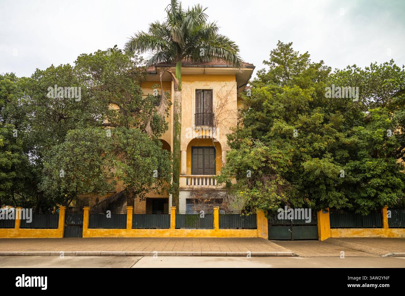 Una villa coloniale francese trascurata al 23 Hung Vuong, affacciata su Piazza Ba Dinh nel cuore di Hanoi, Vietnam. Foto Stock