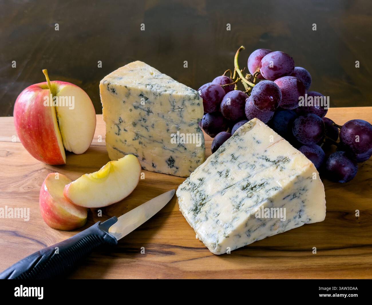 Il formaggio blu Stilton si abbina perfettamente all'uva o alla mela Foto Stock