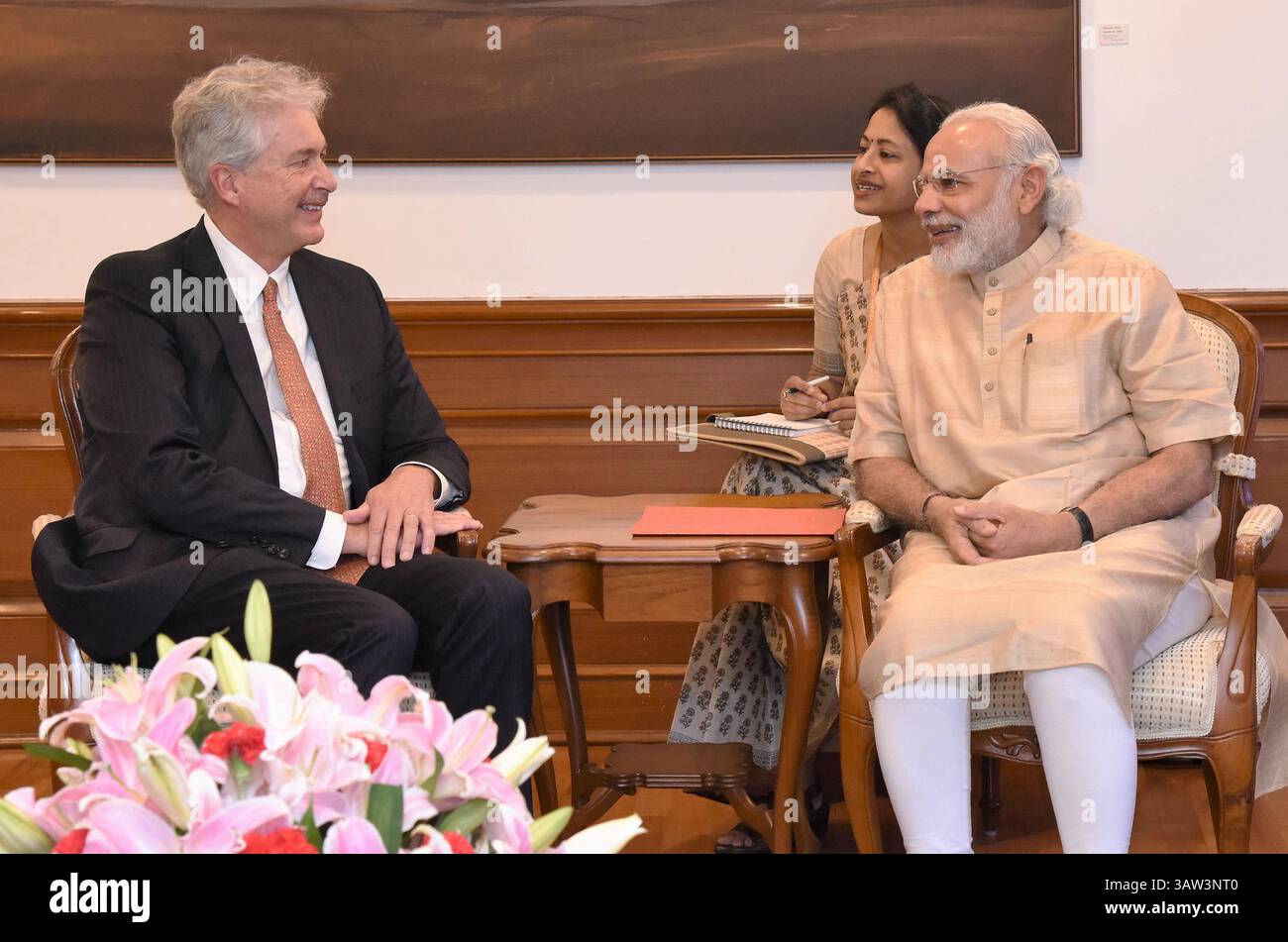 5 aprile 2016 - nuova Delhi, India - il primo ministro indiano Narendra modi incontra il presidente del Carnegie Endowment William J. Burns nel suo ufficio di South Block il 5 aprile 2016 a nuova Delhi, India. (Immagine di credito: © Press Information Bureau/Planet Pix via ZUMA Wire) Foto Stock