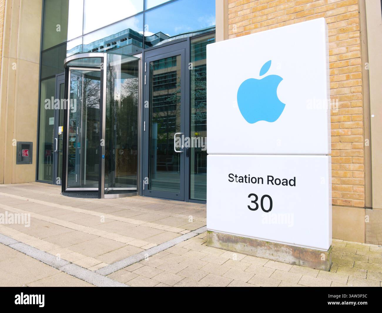 Cambridge, Cambridgeshire / Regno Unito - 13 marzo 2025: Cartello Apple Research su 30 Station Road Foto Stock