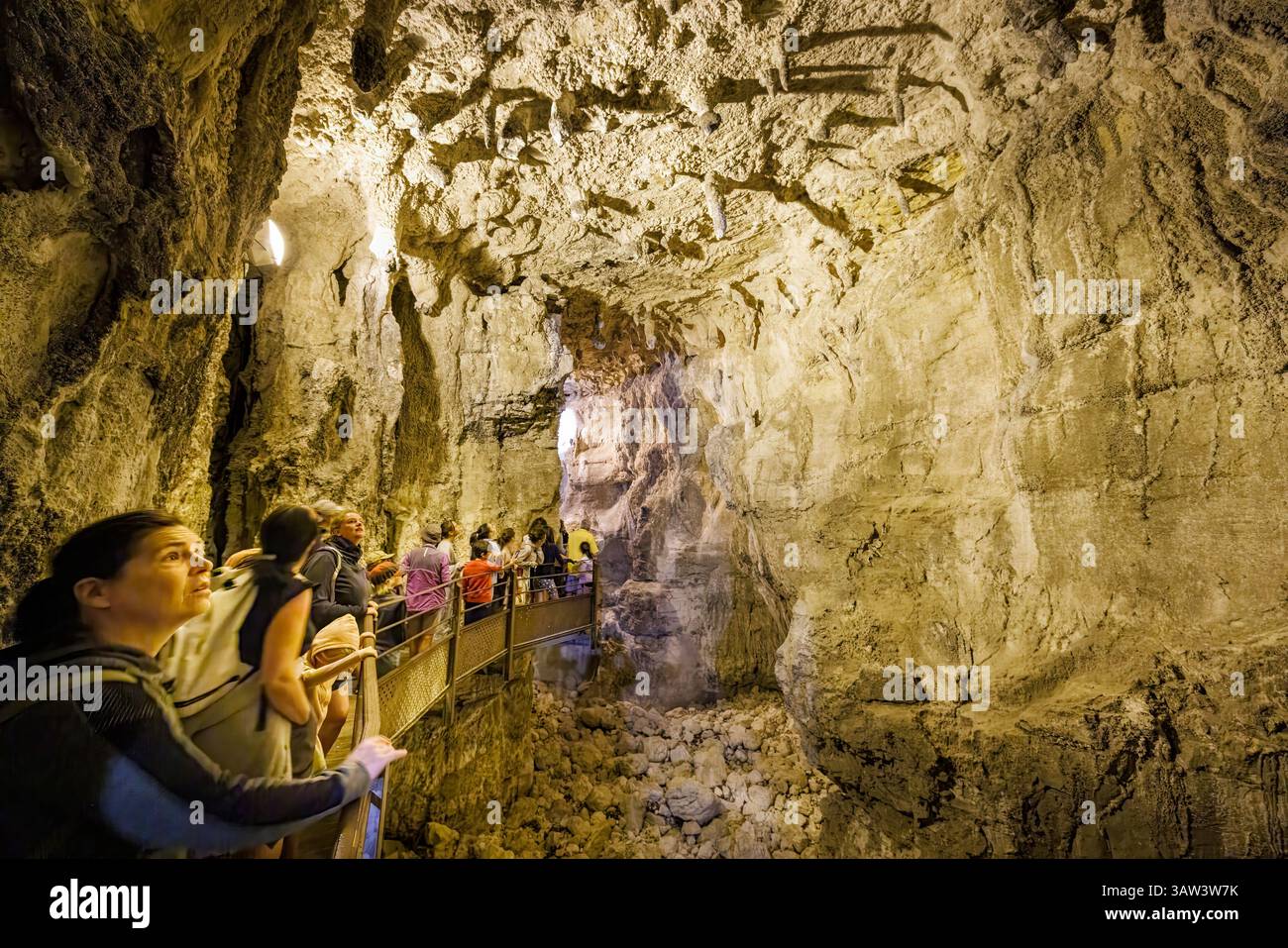 Tour di gruppo alle Grotte di Saint-Christophe, Saint-Christophe la Grotte, Savoia, Francia Foto Stock