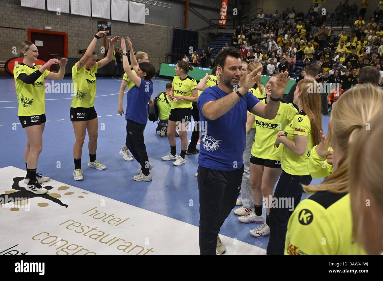 Tom Simons, capo-allenatore di T1 HB Sint-Truiden, festeggia dopo aver segnato durante una partita di pallamano tra HC Sprimont e HB Sint-Truiden, sabato 19 aprile 2025, a Hasselt, la finale femminile della coppa belga di pallamano. BELGA FOTO JOHAN EYCKENS Foto Stock