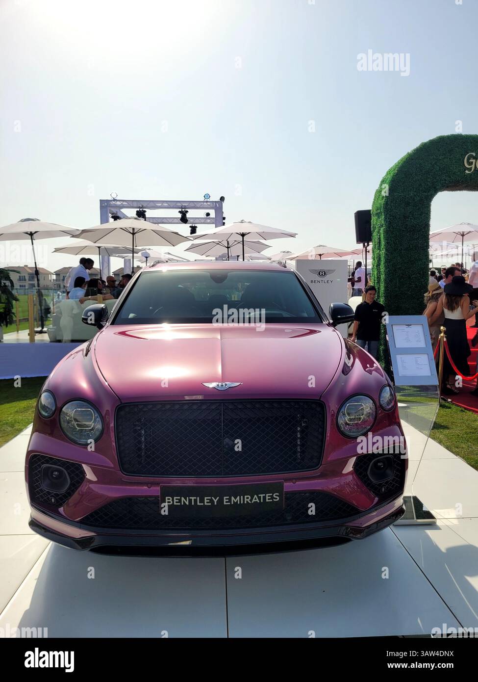 L'auto Grand Touring di lusso Bentley Continental GT prodotta da Bentley Motors è esposta nella polo 2024 Dubai Gold Cup presso al Habtoor Polo Resort Foto Stock
