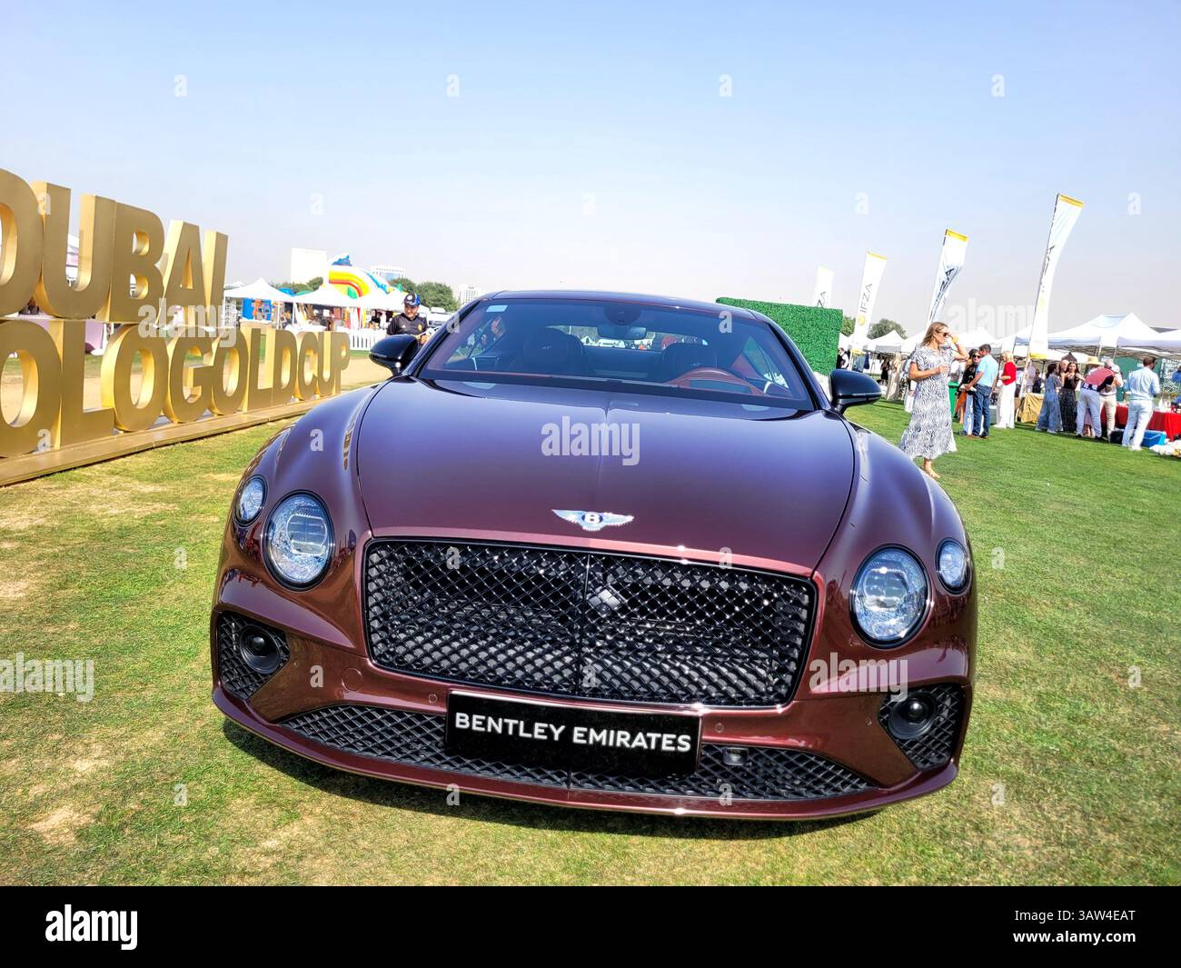 L'auto Grand Touring di lusso Bentley Continental GT prodotta da Bentley Motors è esposta nella polo 2024 Dubai Gold Cup presso al Habtoor Polo Resort Foto Stock