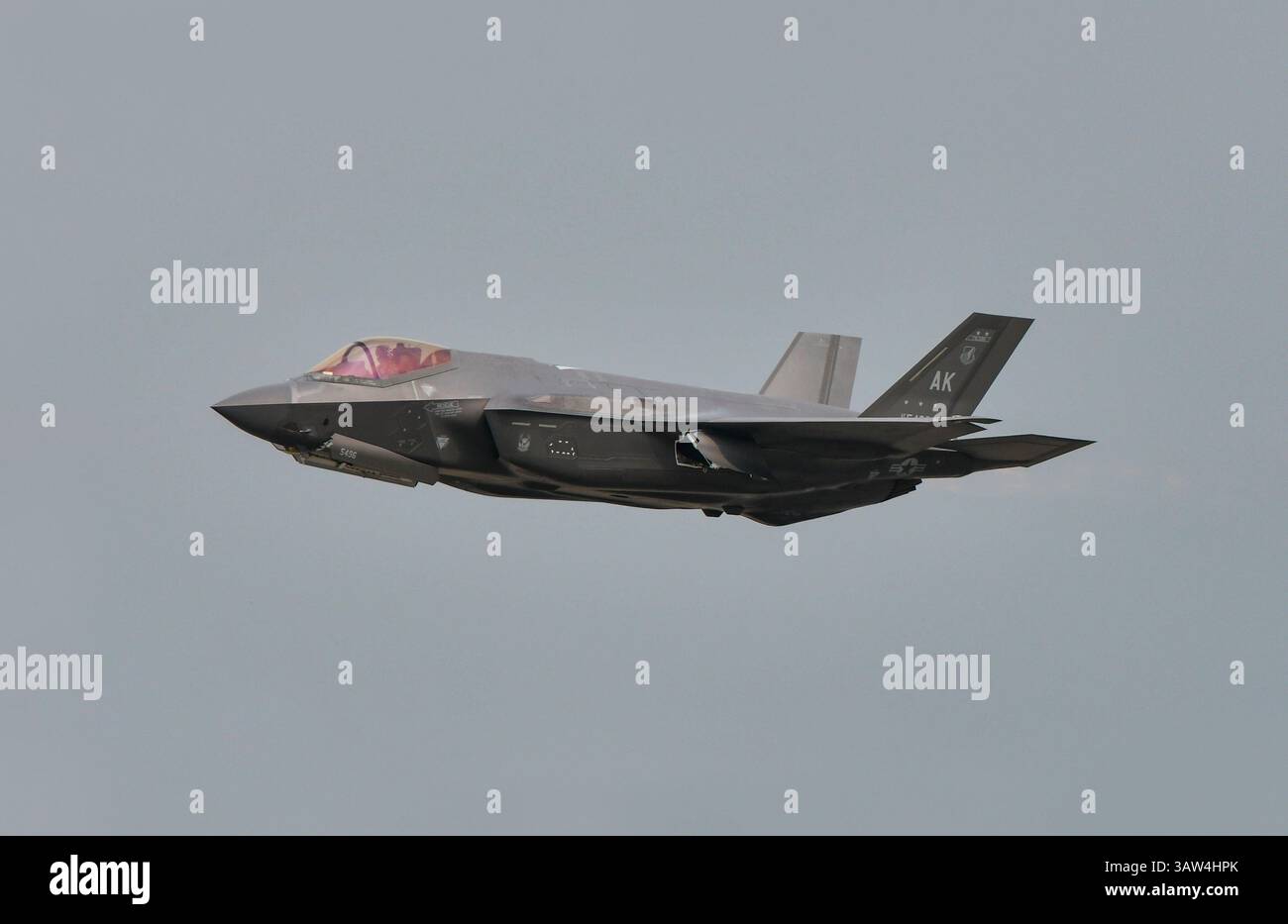 Don Muang Airbase, Bangkok, Thailandia, 8 marzo 2025: Il team dimostrativo F-35 dell'aeronautica militare statunitense si esibisce al Royal Thai Air Force 88th Anniversary Air Show. Foto Stock