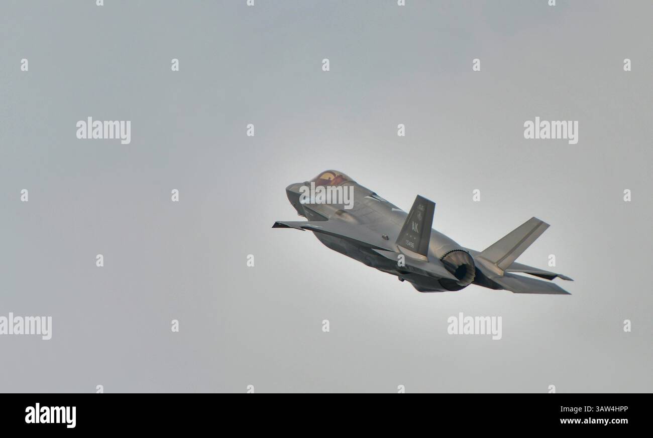 Don Muang Airbase, Bangkok, Thailandia, 8 marzo 2025: Il team dimostrativo F-35 dell'aeronautica militare statunitense si esibisce al Royal Thai Air Force 88th Anniversary Air Show. Foto Stock