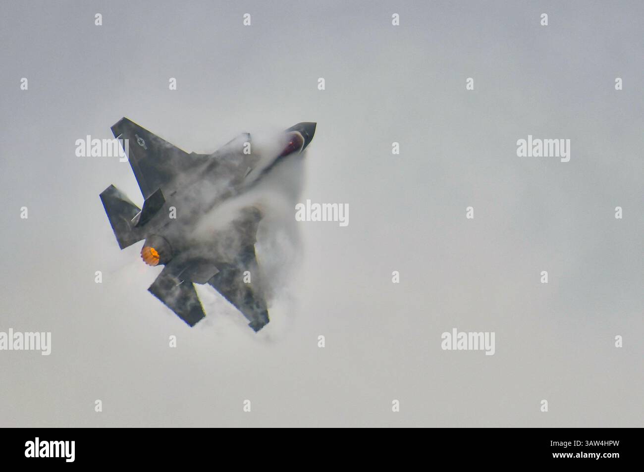 Don Muang Airbase, Bangkok, Thailandia, 8 marzo 2025: Il team dimostrativo F-35 dell'aeronautica militare statunitense si esibisce al Royal Thai Air Force 88th Anniversary Air Show. Foto Stock