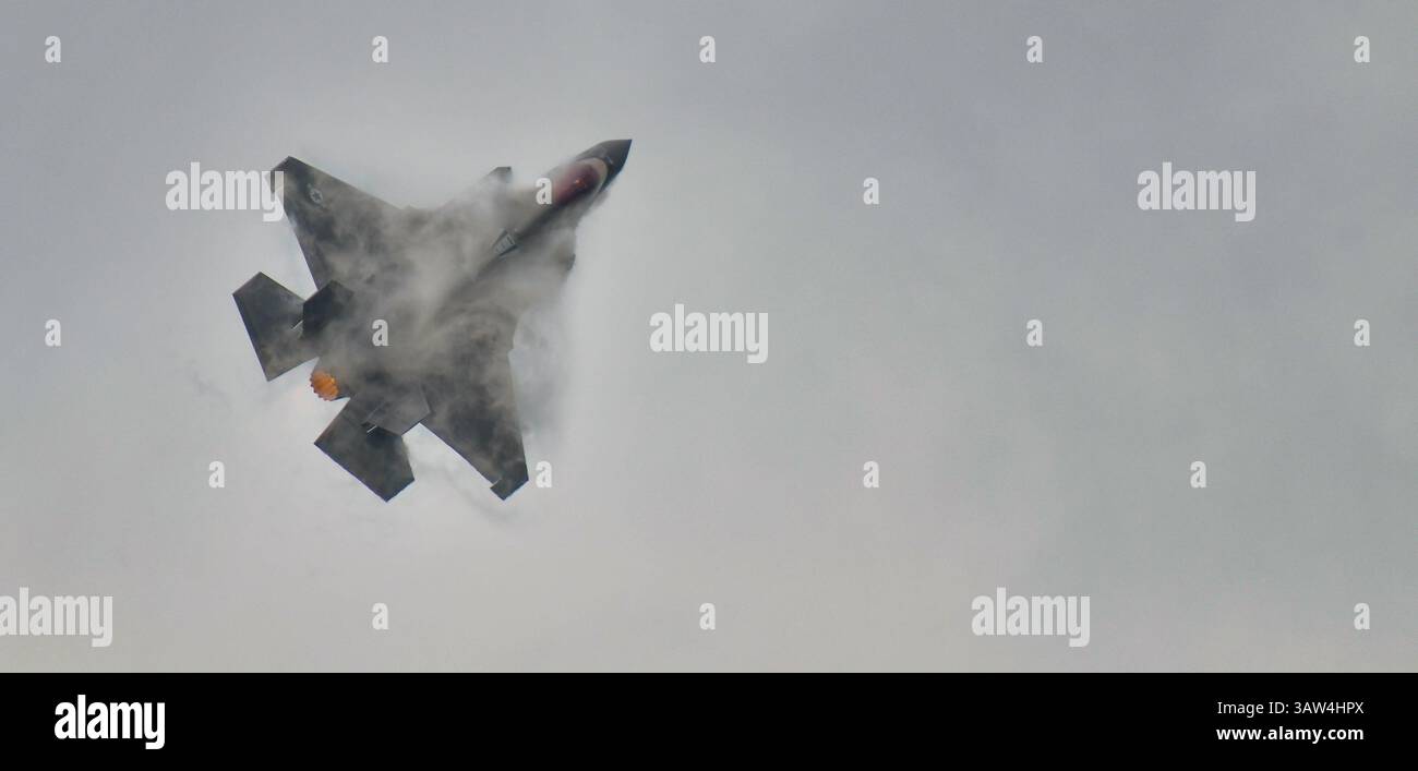 Don Muang Airbase, Bangkok, Thailandia, 8 marzo 2025: Il team dimostrativo F-35 dell'aeronautica militare statunitense si esibisce al Royal Thai Air Force 88th Anniversary Air Show. Foto Stock