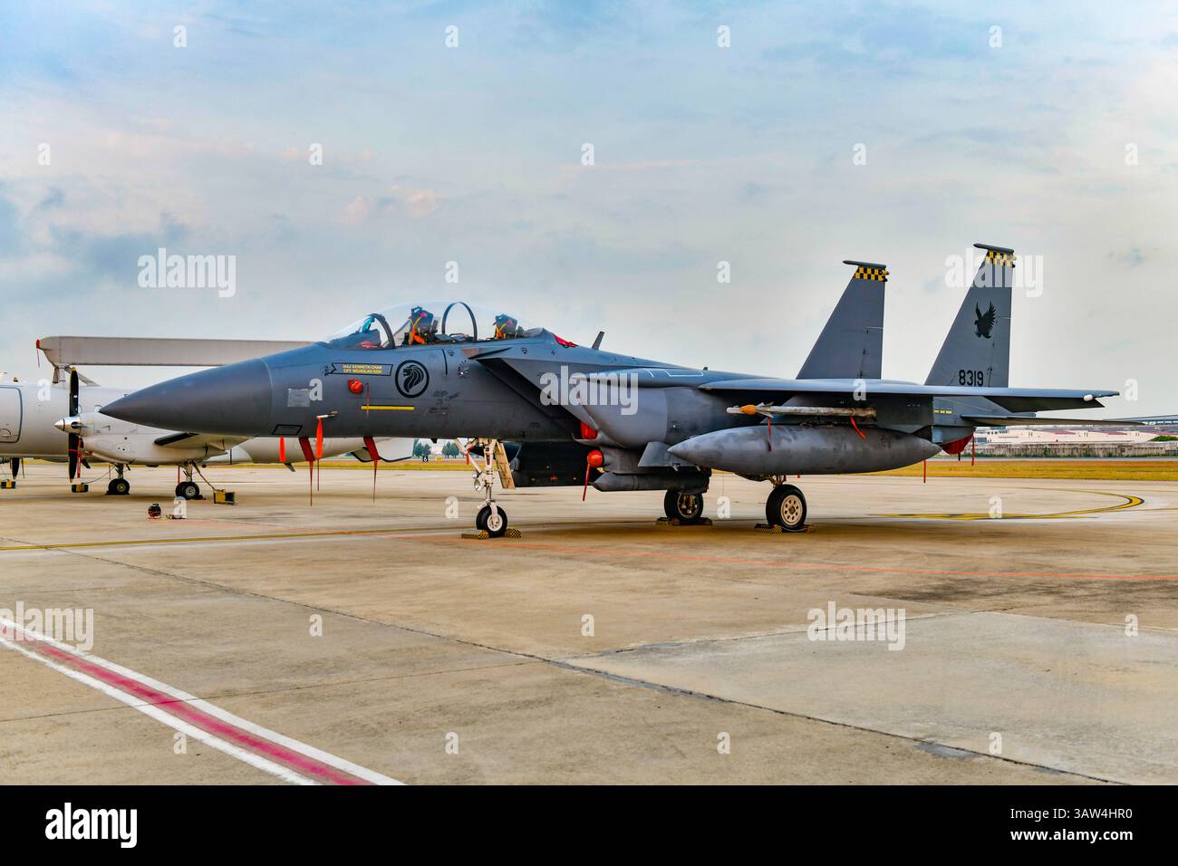 Don Muang Airbase, Bangkok, Tailandia, 8 marzo 2025: Vista frontale dell'F-15 SG su asfalto al Royal Thai Air Force 88th Anniversary Air Show Foto Stock
