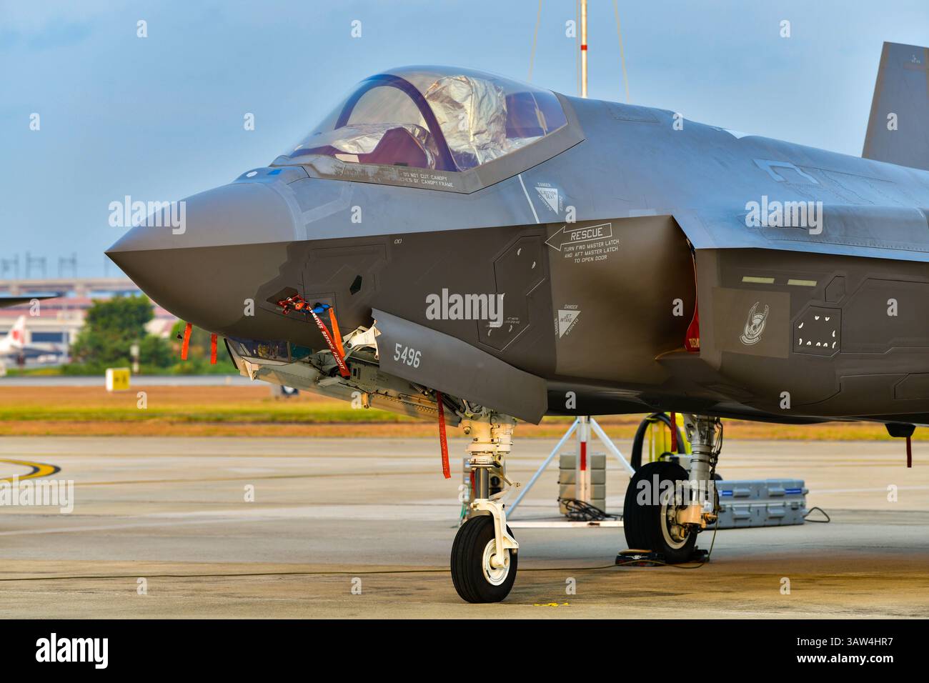 Don Muang Airbase, Bangkok, Thailandia, 8 marzo 2025: Il team dimostrativo F-35 dell'aeronautica militare statunitense si esibisce al Royal Thai Air Force 88th Anniversary Air Show. Foto Stock