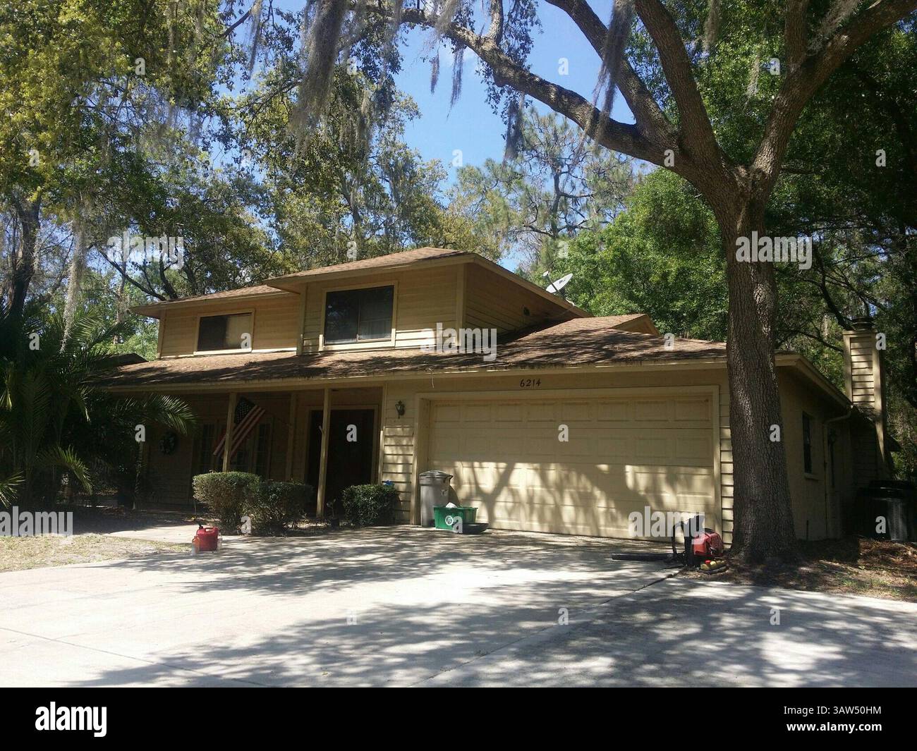 1° aprile 2016 - Florida, Stati Uniti - Una donna di 76 anni ha firmato l'atto per questa Temple Terrace, sede di una società a responsabilità limitata con sede a Tampa, che sta raccogliendo affittando e intasando i soldi. Nel frattempo, la donna rimane legalmente responsabile del mutuo..SUSAN TAYLOR MARTIN | Times (Credit Image: © Susan Taylor Martin/Tampa Bay Times tramite ZUMA Wire) Foto Stock