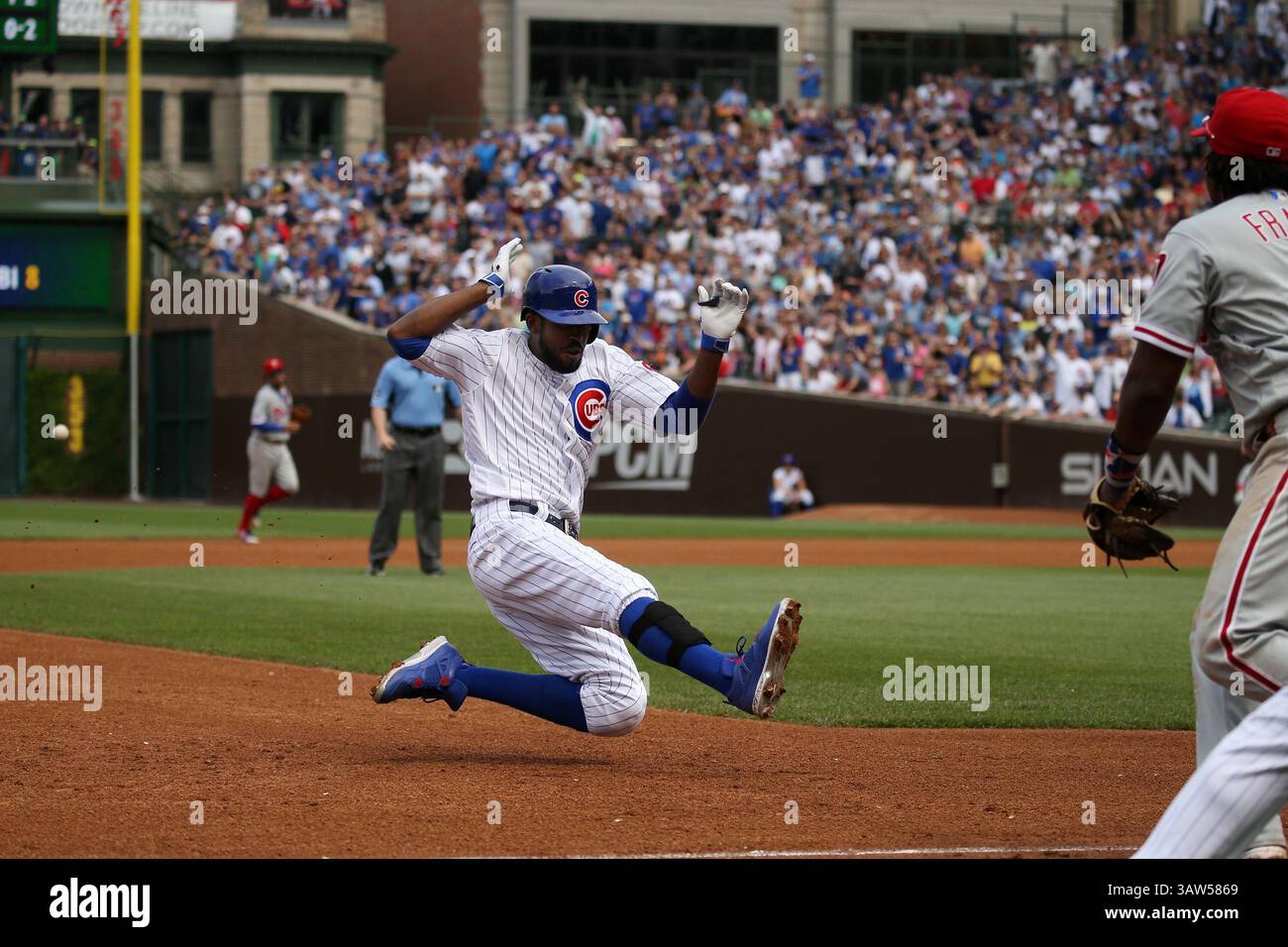 27 maggio 2016 - Chicago, il, USA - Dexter Fowler dei Chicago Cubs si tuffa in terza base con un triplo nel quarto inning contro i Philadelphia Phillies venerdì 27 maggio 2016, al Wrigley Field di Chicago. (Immagine di credito: © Anthony Souffle/TNS via ZUMA Wire) Foto Stock