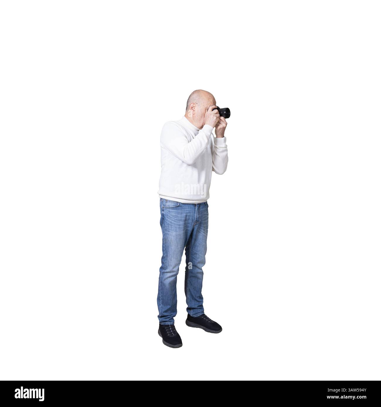 un uomo in piedi con una macchina fotografica tra le mani su uno sfondo trasparente Foto Stock