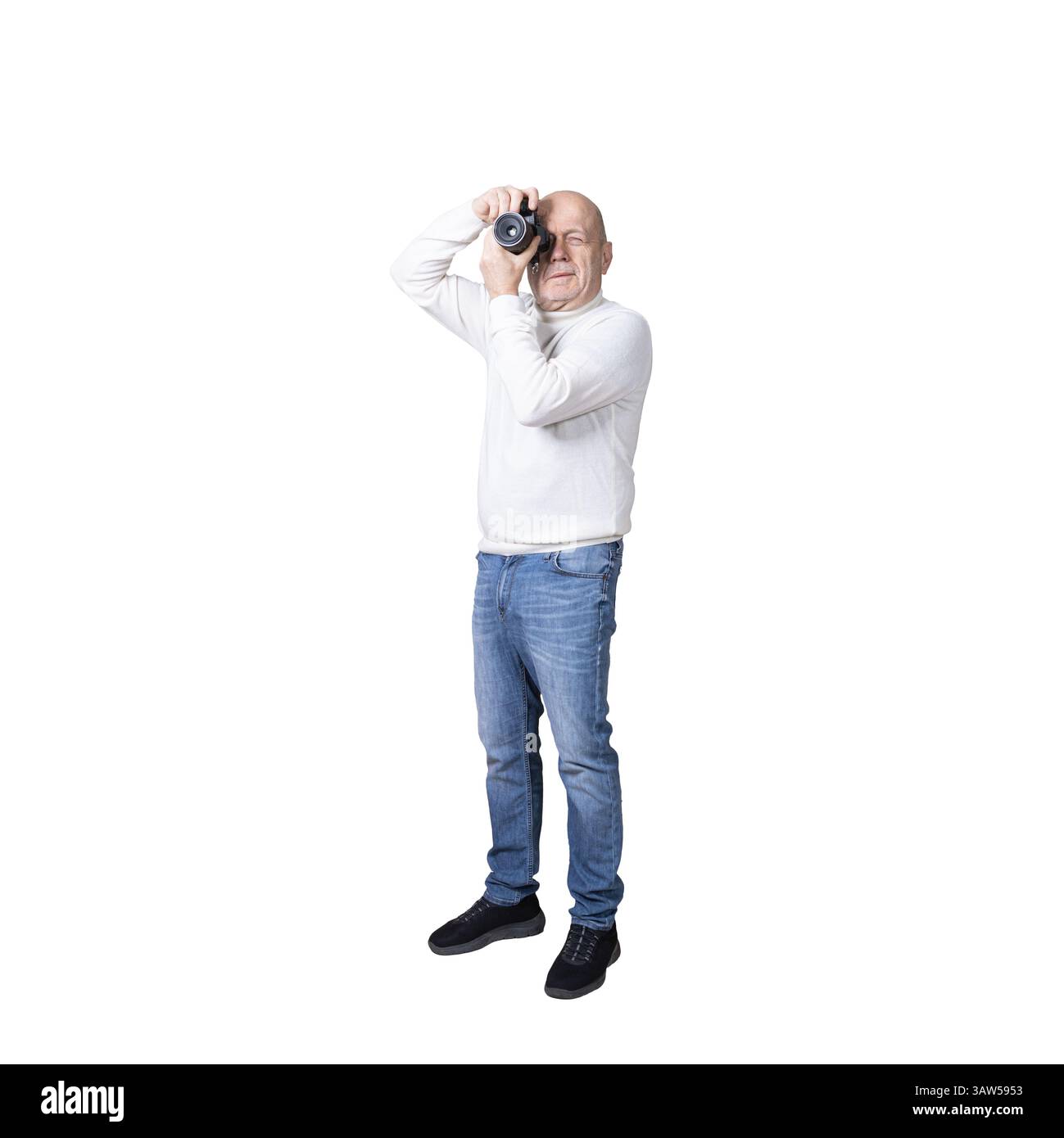 un uomo in piedi con una macchina fotografica tra le mani su uno sfondo trasparente Foto Stock