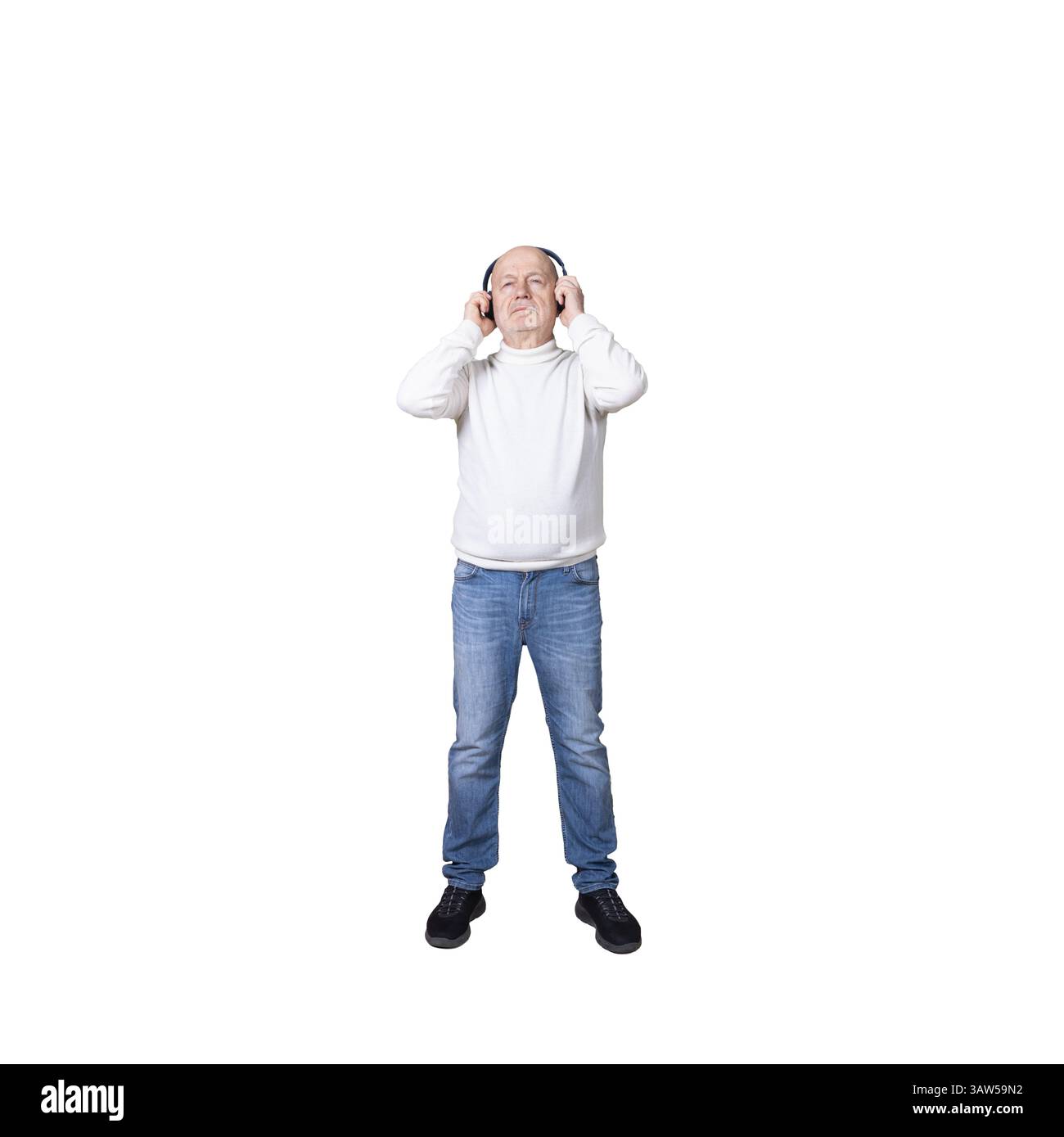 un uomo in piedi con un paio di cuffie sulle orecchie su uno sfondo trasparente Foto Stock