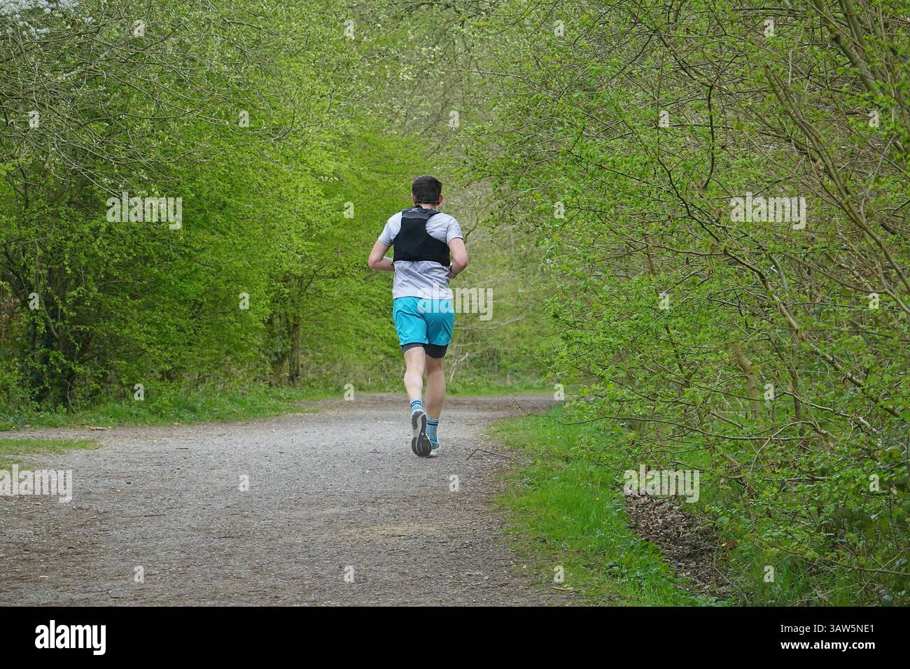 Jogger maschile sul Sett Valley Trail nel Derbyshire Foto Stock