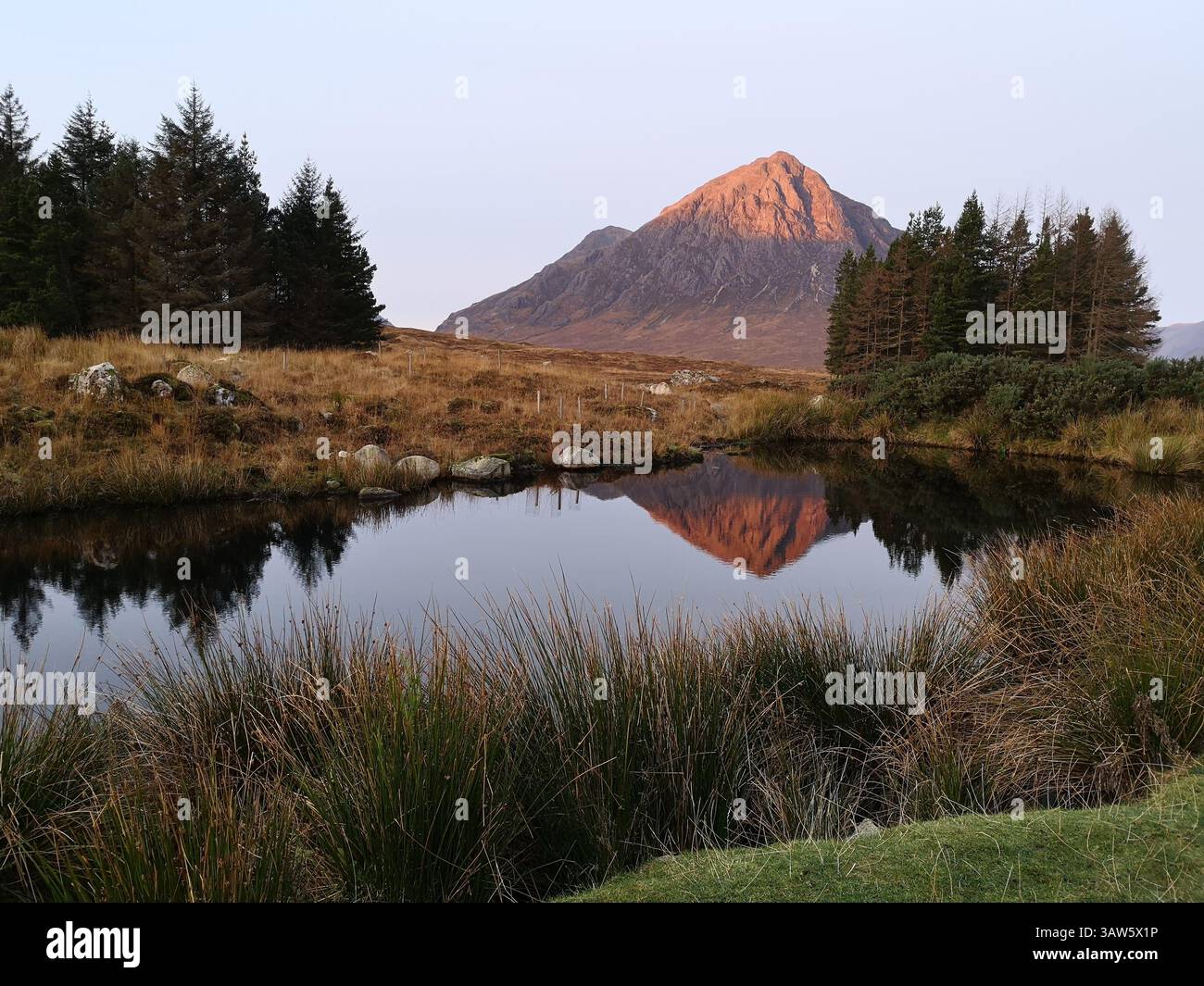 Vista sulla famosa montagna Buachaille Etive Mòr a Glencoe, Scozia - Immagine stock catturata con smartphone