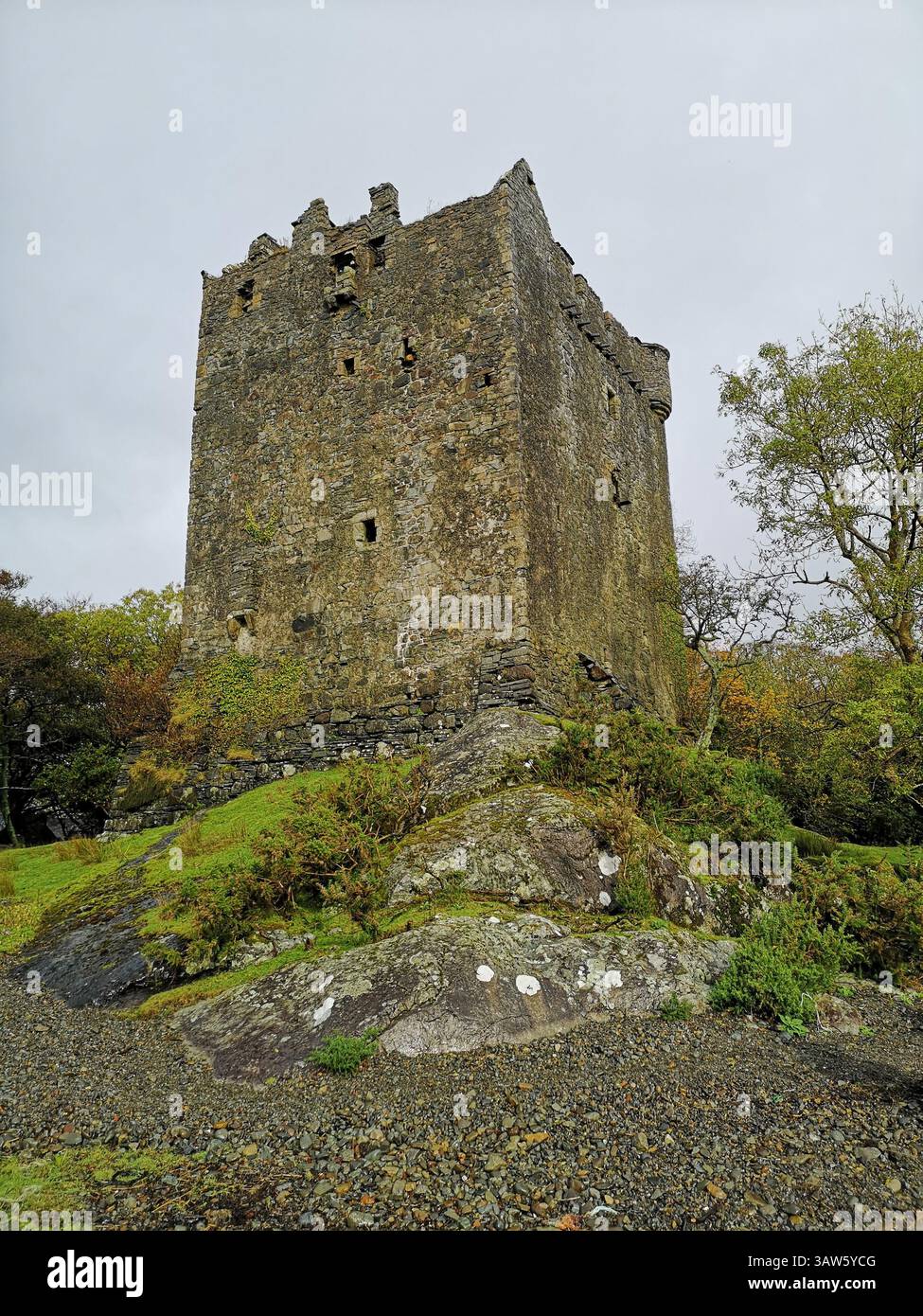Castello di Moy sul Loch Buie sull'isola di Mull in Scozia costruito nel XV secolo da Hector Maclean che rinominò il suo ramo della famiglia Maclaines. - Immagine stock catturata con smartphone