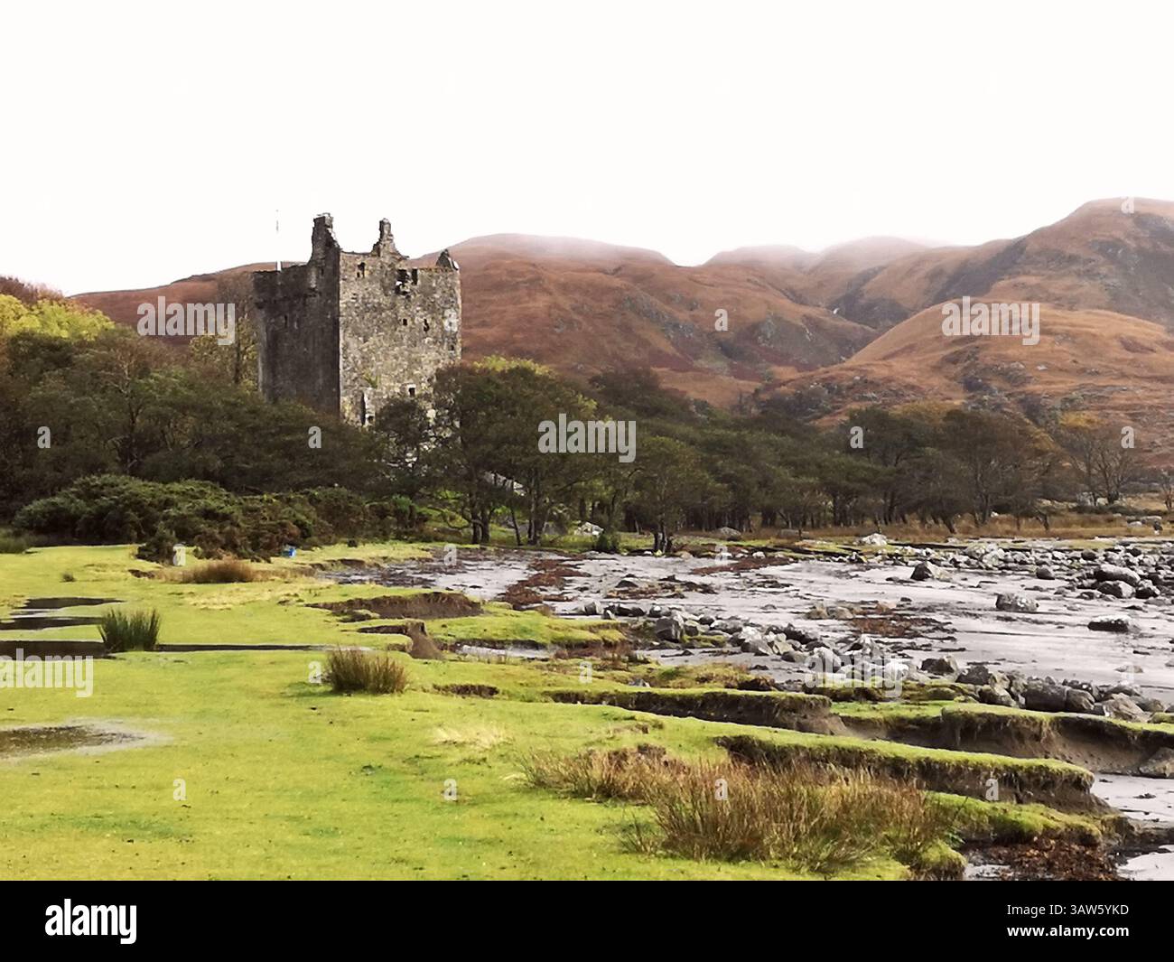 Castello di Moy sul Loch Buie sull'isola di Mull in Scozia costruito nel XV secolo da Hector Maclean che rinominò il suo ramo della famiglia Maclaines. - Immagine stock catturata con smartphone
