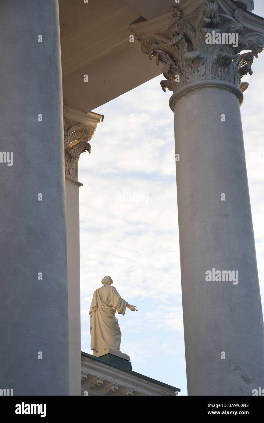 Una statua presso la cattedrale luterana di Helsinki all'alba Foto Stock