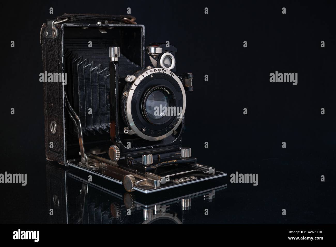 Catturando l'essenza della nostalgia, questa fotocamera vintage mette in risalto la meccanica intricata e un'estetica unica, che riecheggia un'era passata della fotografia. Foto Stock