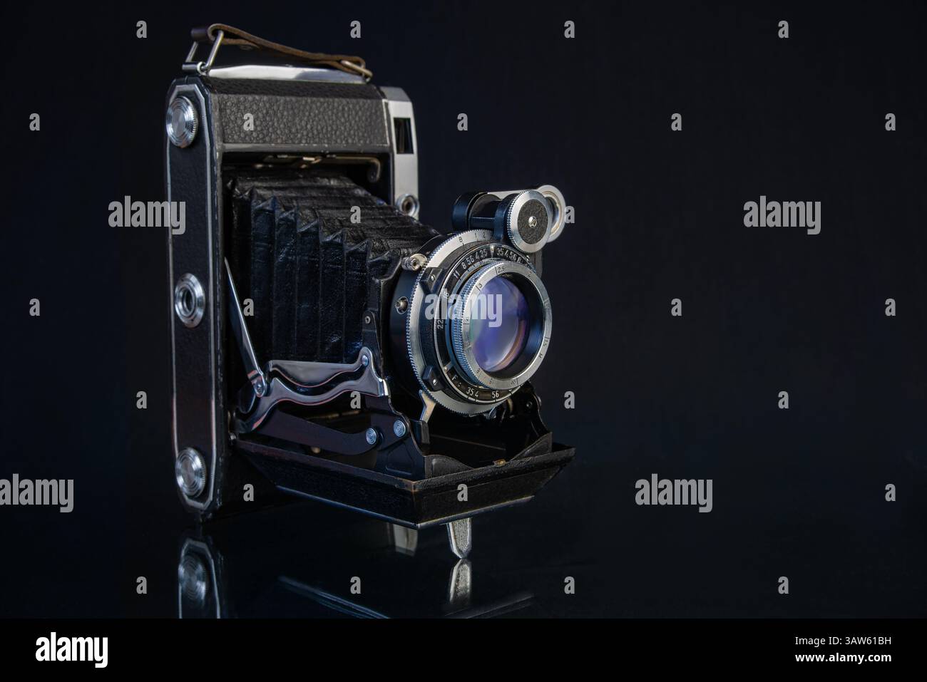 Catturando l'essenza della nostalgia, questa fotocamera vintage mette in risalto la meccanica intricata e un'estetica unica, che riecheggia un'era passata della fotografia. Foto Stock