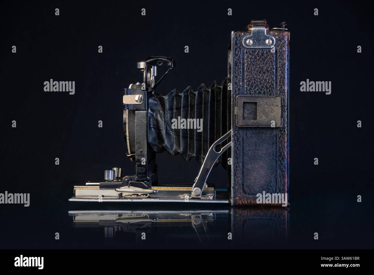 Catturando l'essenza della nostalgia, questa fotocamera vintage mette in risalto la meccanica intricata e un'estetica unica, che riecheggia un'era passata della fotografia. Foto Stock