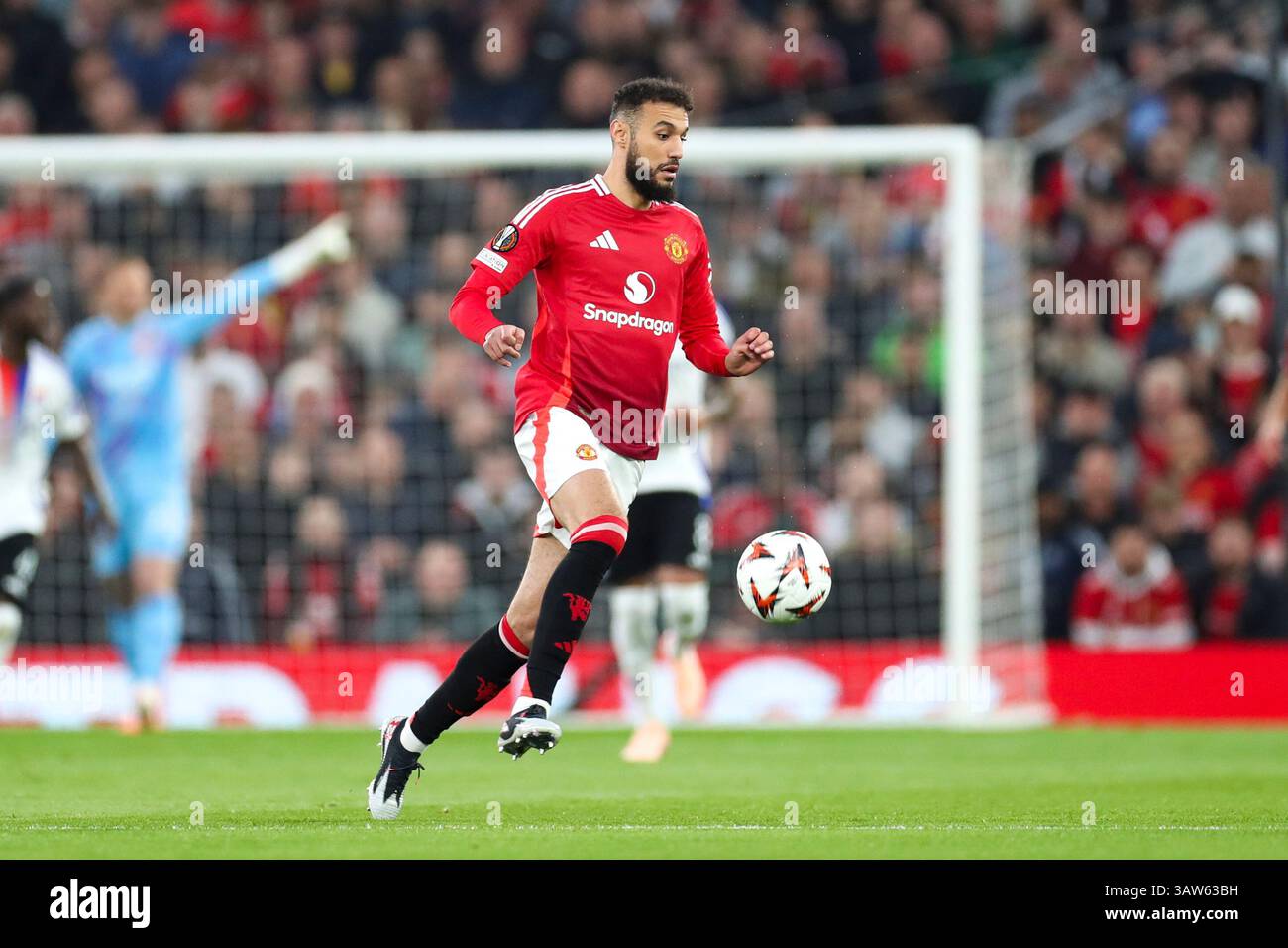 Il difensore del Manchester United Noussair Mazraoui (3) durante la partita Manchester United FC vs Olympique Lyonnais UEFA Europa League di 2a tappa all'Old Trafford, Manchester, Inghilterra, Regno Unito il 17 aprile 2025 credito: Phil Duncan/Every Second Media Foto Stock