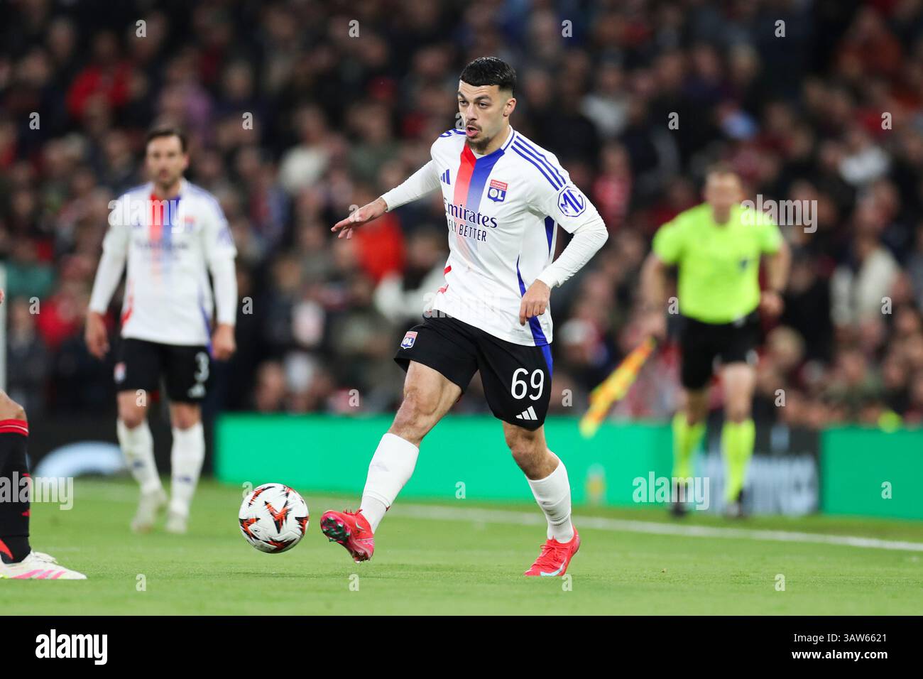 L'attaccante del Lione Georges Mikautadze (69) durante la partita di 2a tappa del Manchester United FC contro Olympique Lyonnais UEFA Europa League all'Old Trafford, Manchester, Inghilterra, Regno Unito il 17 aprile 2025 credito: Phil Duncan/Every Second Media Foto Stock