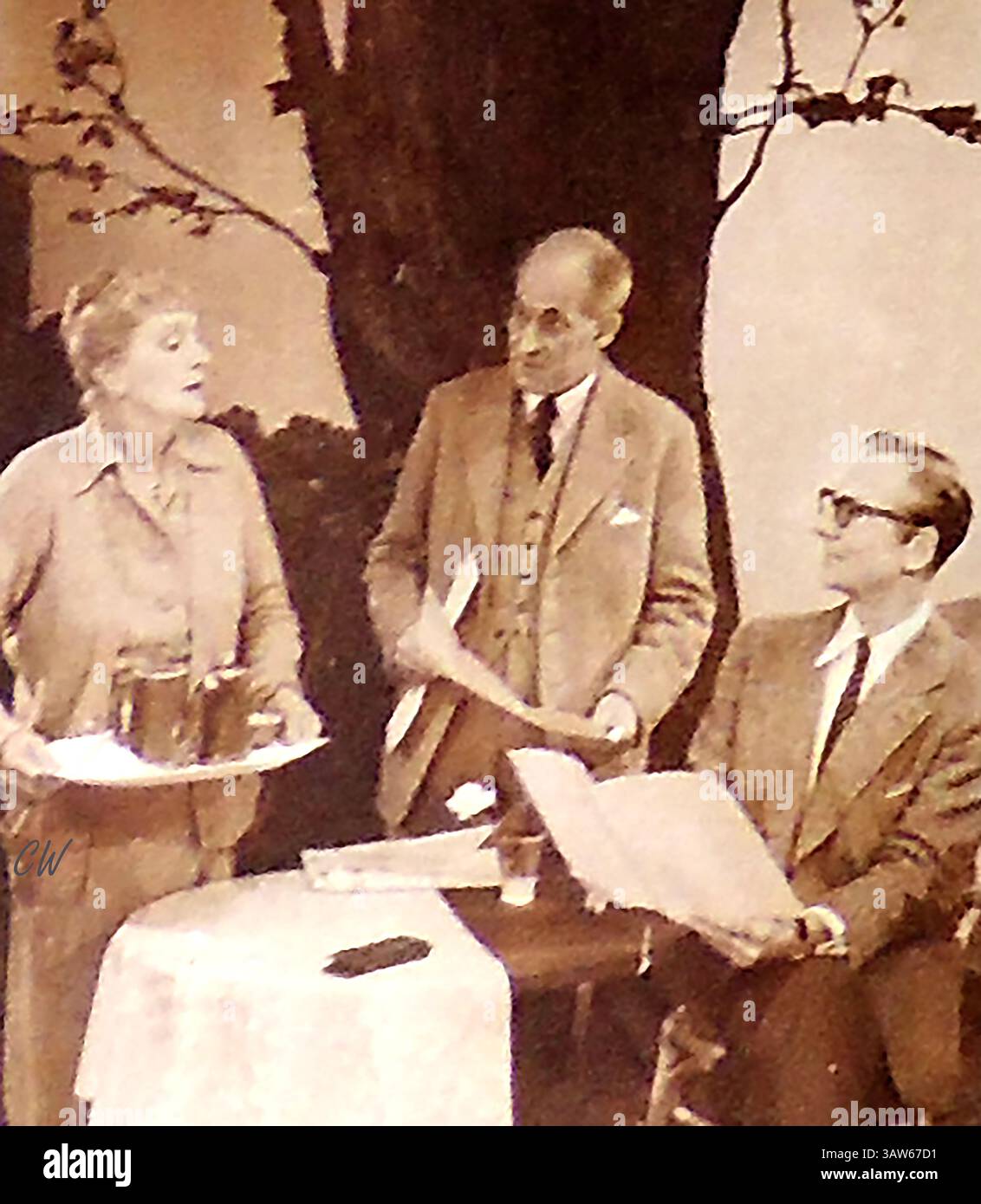 Frederick Piper, Dame Sybil Thorndike & John Gielgud in 'Un giorno al mare' Haymarket Theatre, Londra 1953   ----- Collezione Colin Waters Foto Stock