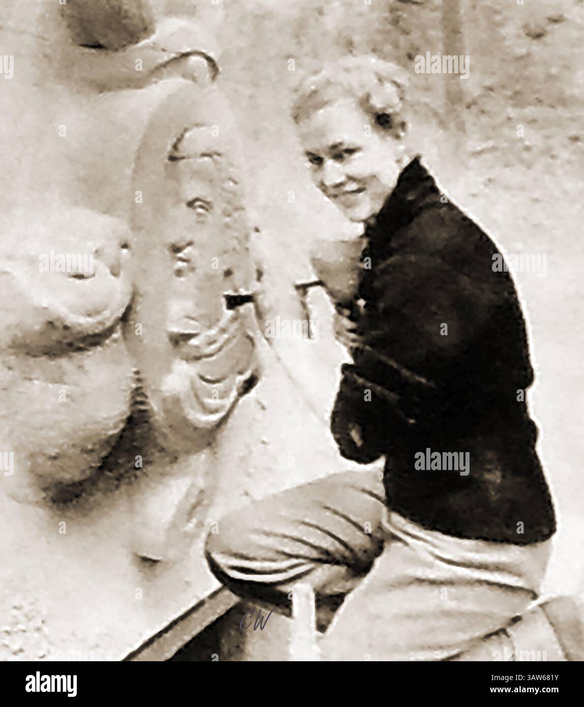 1953 - Rita Ling intaglia parte della New Dutch Church di Austin Friars, Londra, Regno Unito. Foto Stock