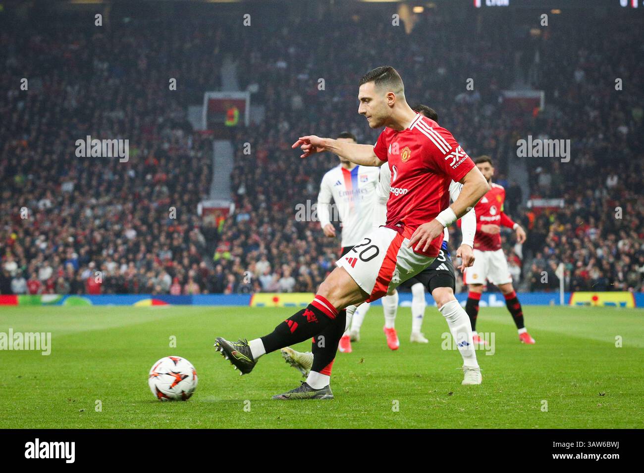 Il difensore del Manchester United Diogo Dalot (20) durante la partita di 2a tappa tra Manchester United FC e Olympique Lyonnais UEFA Europa League a Old Trafford, Manchester, Inghilterra, Regno Unito il 17 aprile 2025 Credit: Phil Duncan/Every Second Media Foto Stock
