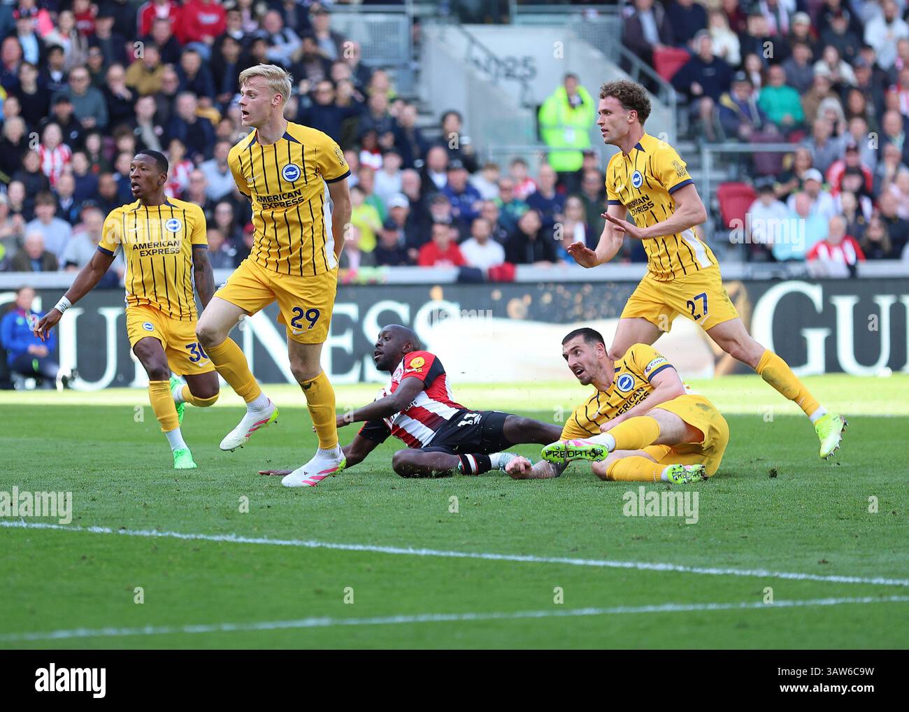 Brentford, Londra, Regno Unito. 19 aprile 2025; Gtech Community Stadium, Brentford, Londra, Inghilterra; Premier League Football, Brentford contro Brighton e Hove Albion; Yoane Wissa di Brentford ha segnato il suo gol al 58 ° minuto per renderlo 3-1 Credit: Action Plus Sports Images/Alamy Live News Foto Stock