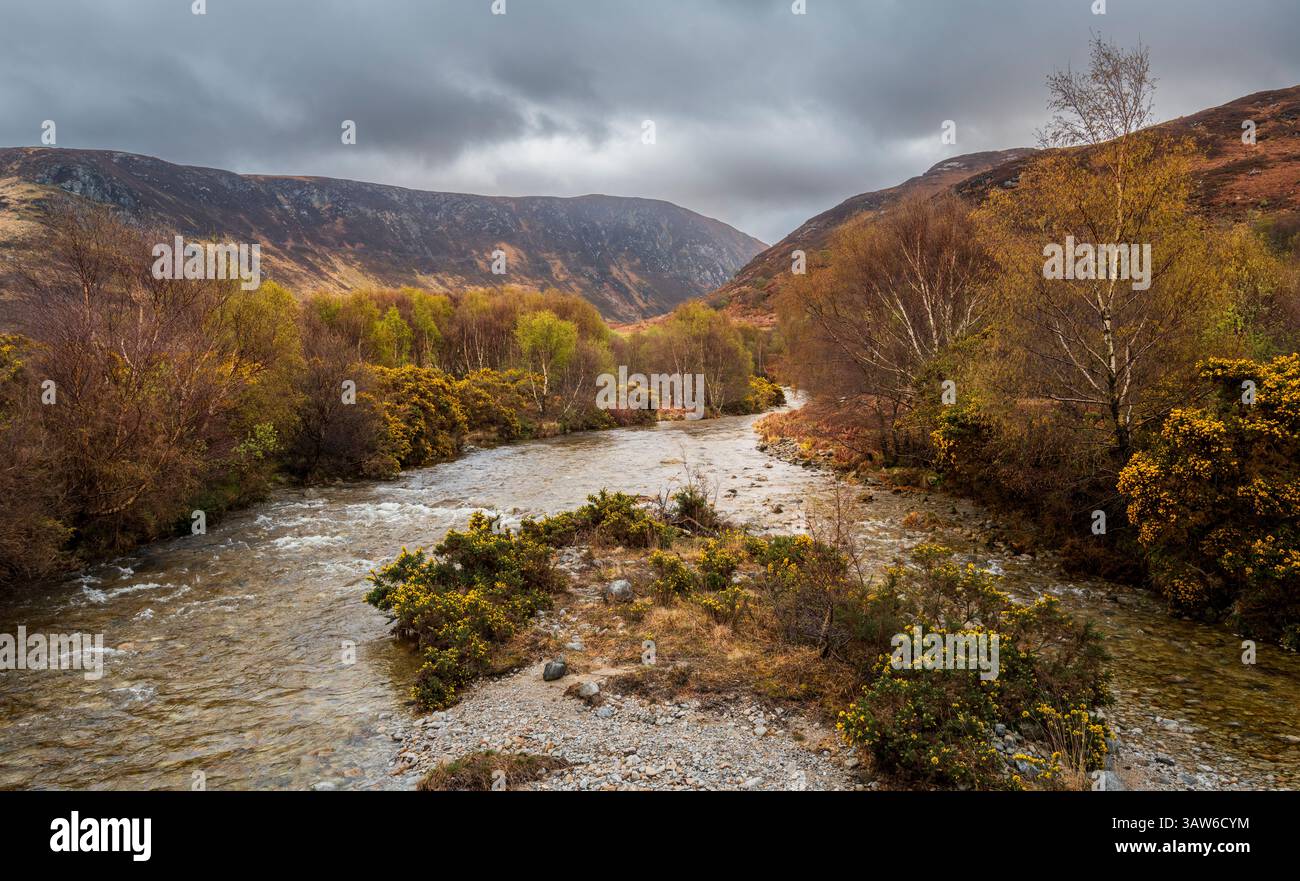 Il fiume Glen Catacol poco prima che entri nella baia di Catacol sull'isola di Arran, in Scozia Foto Stock