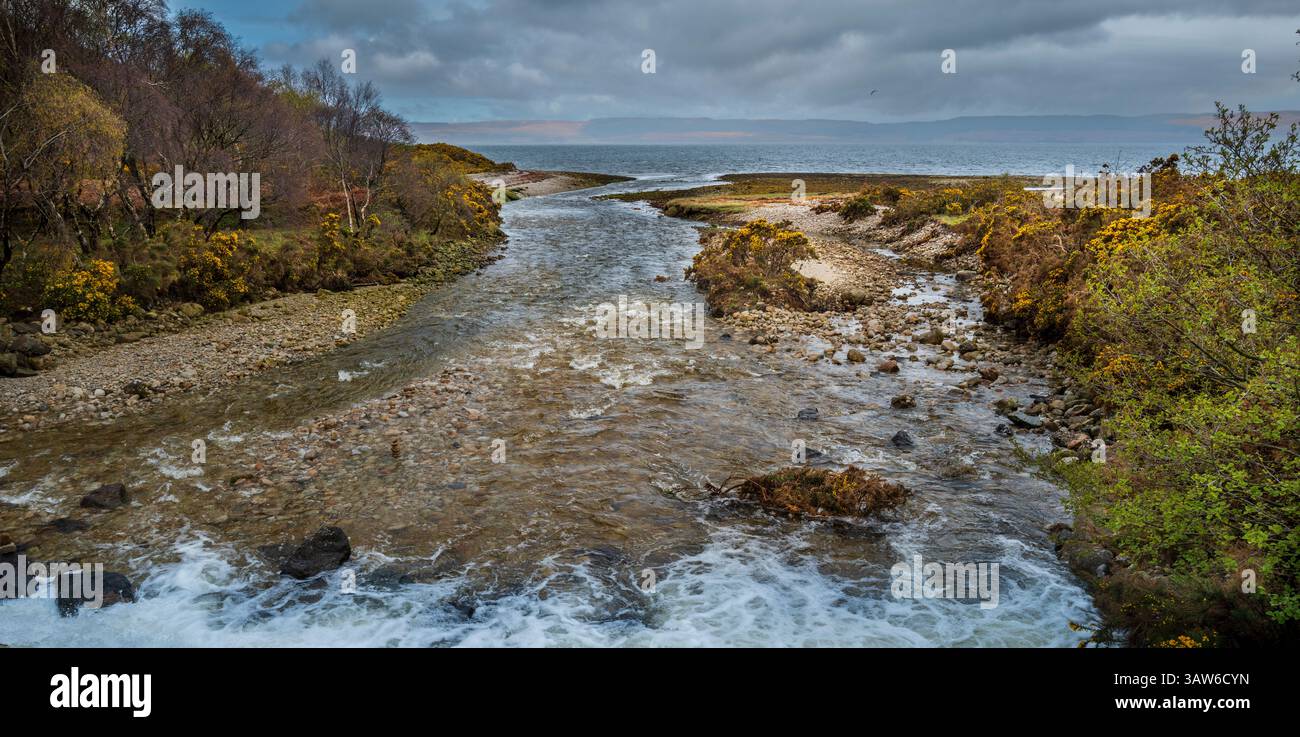 Il fiume Glen Catacol poco prima che entri nella baia di Catacol sull'isola di Arran, in Scozia Foto Stock