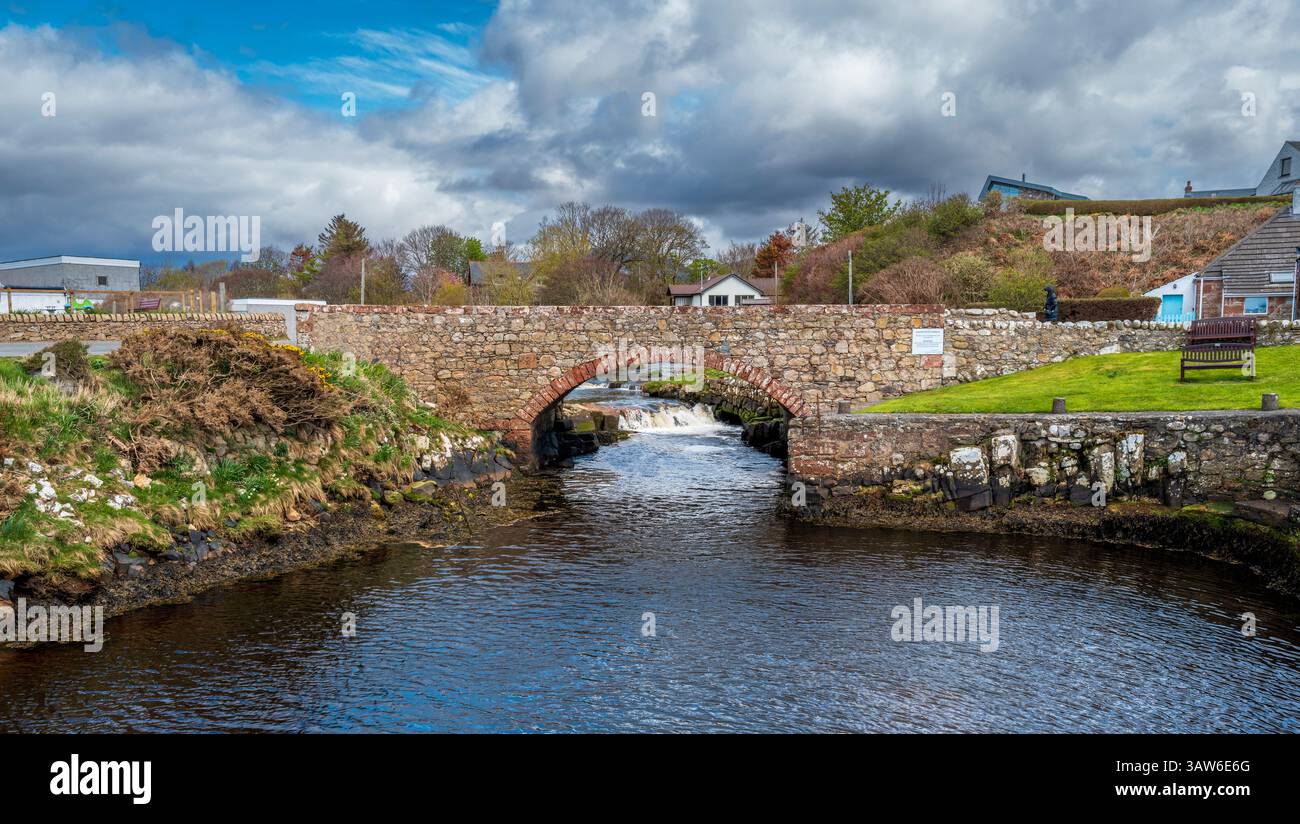 Vecchio ponte che trasporta la A841 sull'acqua nera a Blackwaterfoot, isola di Arran, Scozia Foto Stock