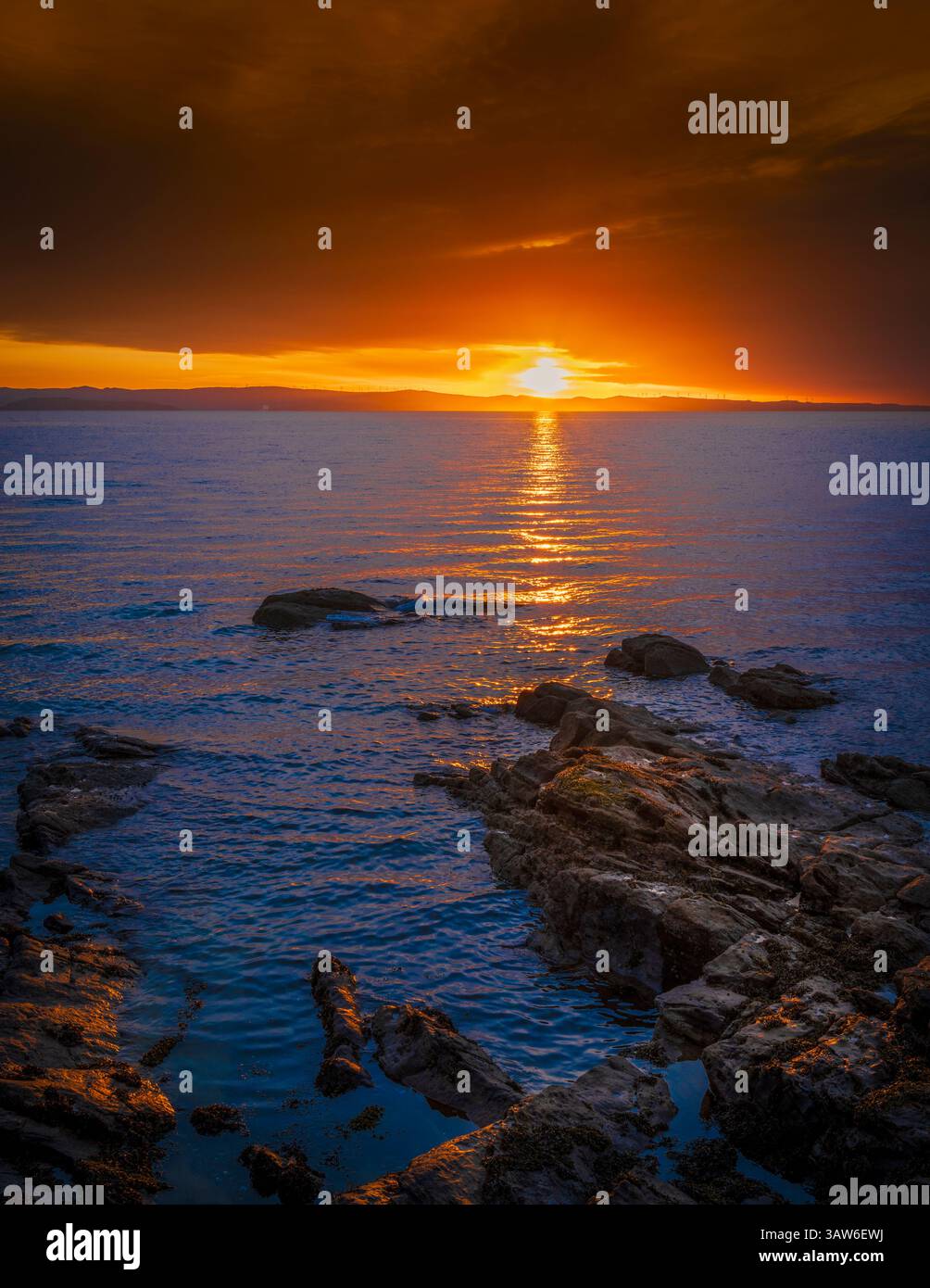 Alba sull'isola di Arran, in Scozia, nel villaggio di Corrie Foto Stock