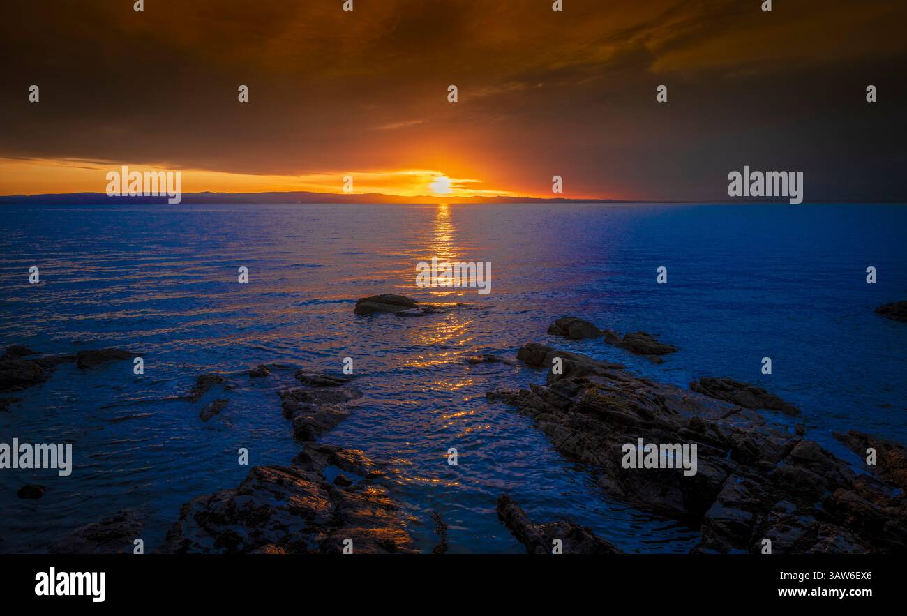 Alba sull'isola di Arran, in Scozia, nel villaggio di Corrie Foto Stock
