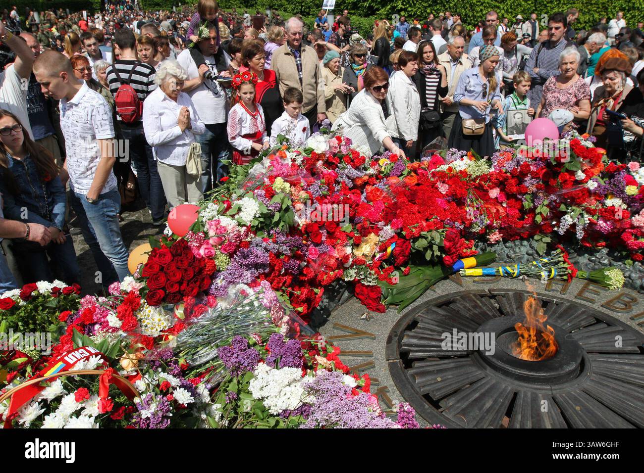 9 maggio 2016 - Kiev, Ucraina - la gente giaceva fiori vicino alla fiamma eterna in una tomba di Milite ignoto. Hundreeds of ukrainians prendono parte all'azione "Immortal Regiment" organizzata per commemorare le vittime della seconda guerra mondiale a Kiev, Ucraina, 9 maggio 2016. (Immagine di credito: © Sergii Kharchenko/ZUMA Wire/ZUMAPRESS.com) Foto Stock