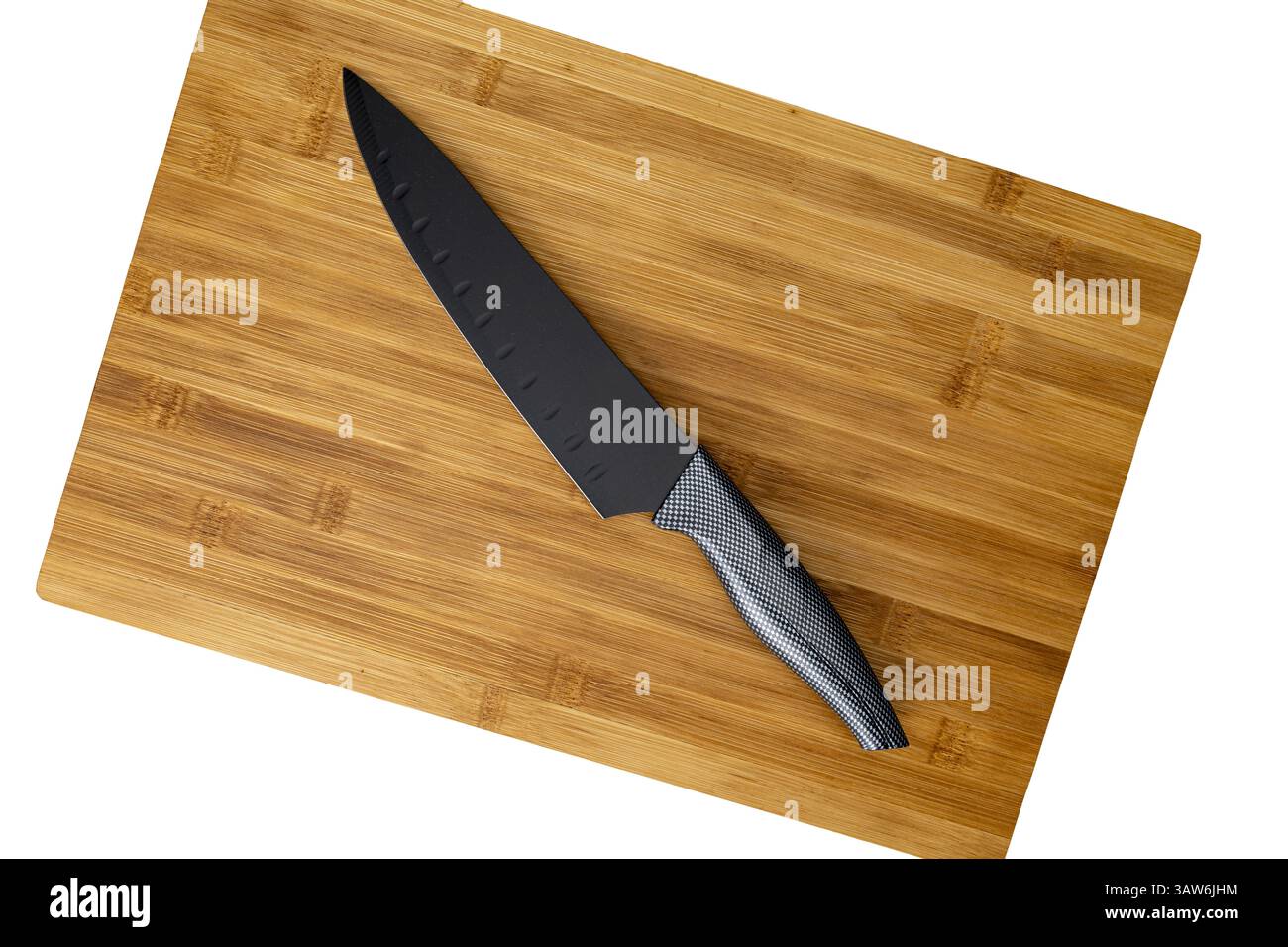 Coltello nero su tagliere di bambù: Un elegante coltello da cuoco nero poggia su un tagliere di bambù marrone chiaro, pronto per la creazione culinaria. L'immagine o Foto Stock