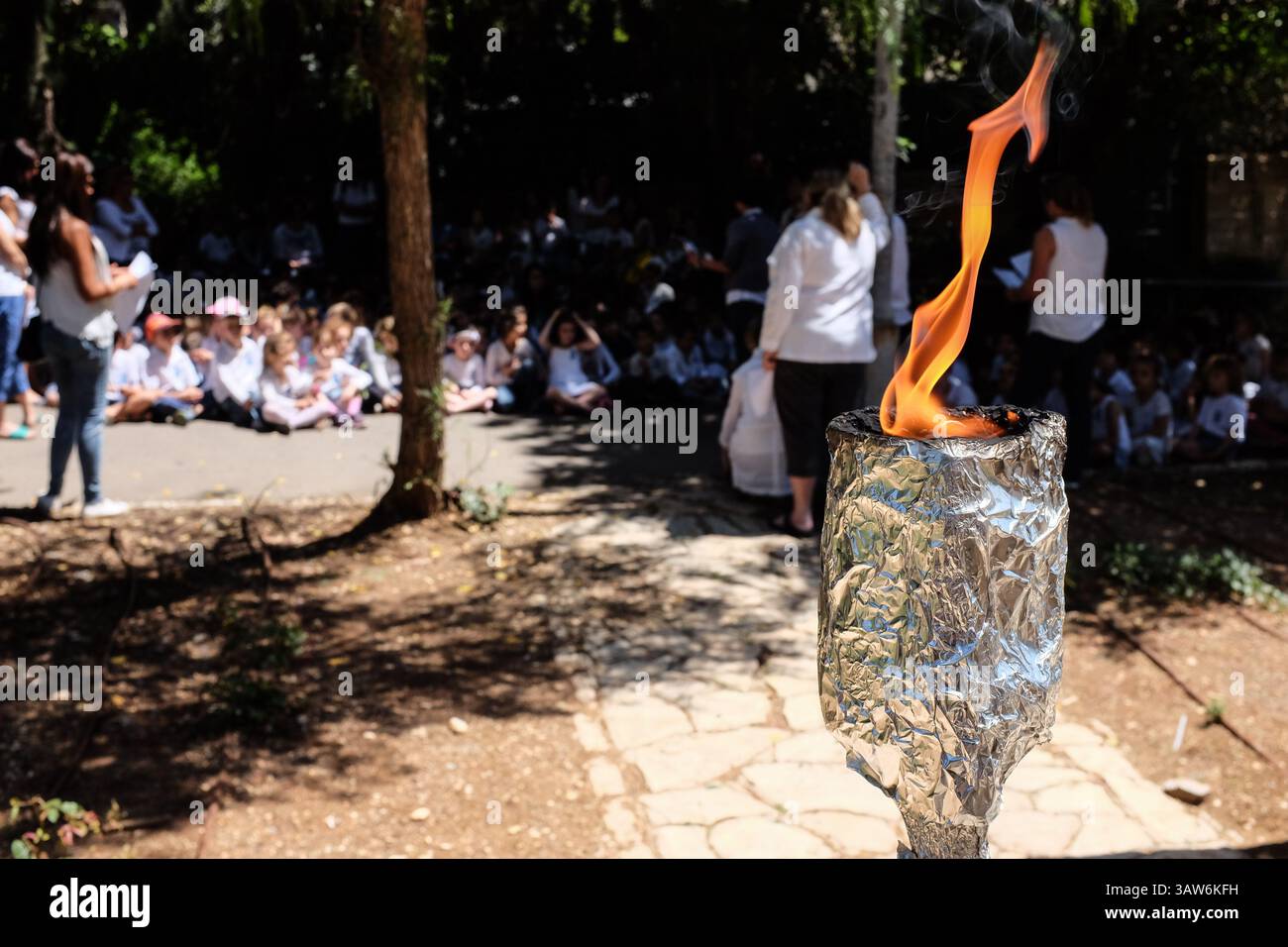 11 maggio 2016 - Gerusalemme, Israele - Una fiamma brucia durante una cerimonia commemorativa di quartiere a Yom Hazikaron, Memorial Day. Questo Memorial Day commemora 23.477 militari caduti e 2.576 vittime del terrore. (Immagine di credito: © Nir Alon via ZUMA Wire) Foto Stock