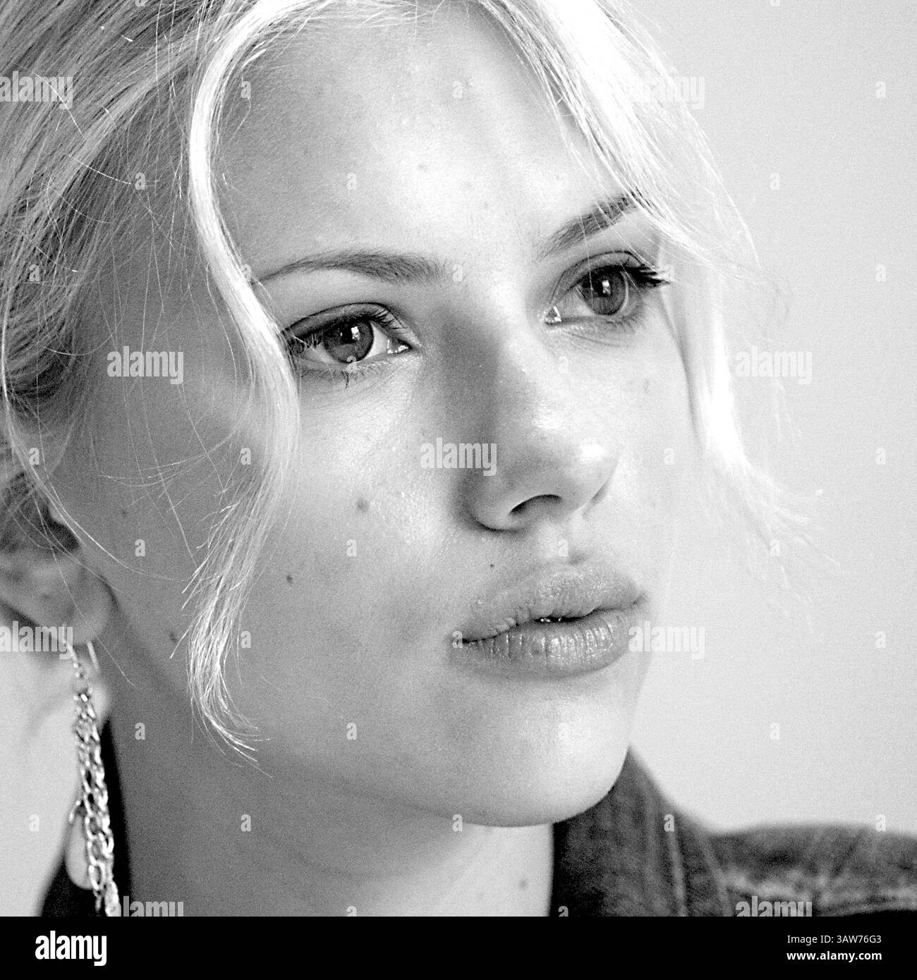 18 ottobre 2004 - Hollywood, California, Stati Uniti - Scarlett Johansson promuove il film ''A Love Song for Bobby Long''. Hollywood, CA. 18 ottobre 2004 (immagine di credito: © Armando Gallo/ZUMA Studio) Foto Stock