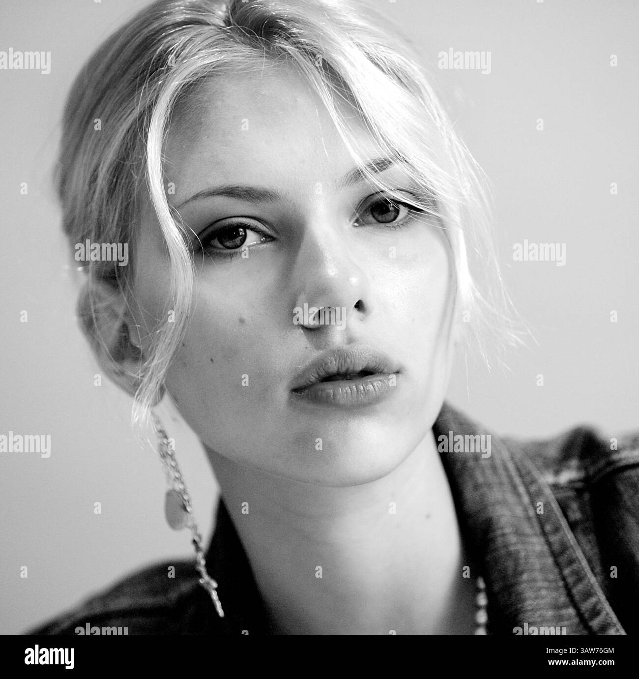 18 ottobre 2004 - Hollywood, California, Stati Uniti - Scarlett Johansson promuove il film ''A Love Song for Bobby Long''. Hollywood, CA. 18 ottobre 2004 (immagine di credito: © Armando Gallo/ZUMA Studio) Foto Stock