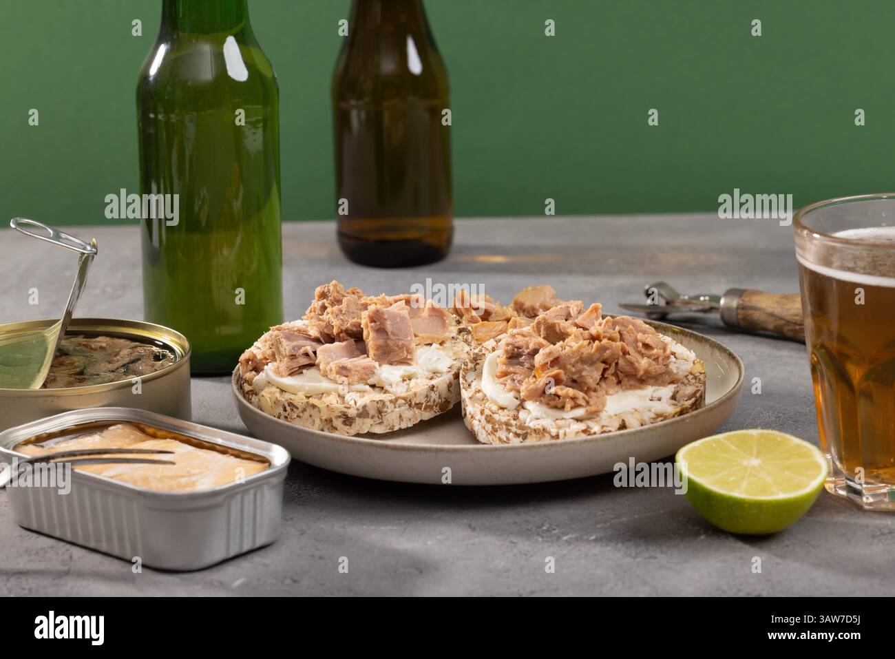 Panini di tonno su un tavolo accanto a limonata e birra, in un design moderno degli interni. Foto di alta qualità Foto Stock