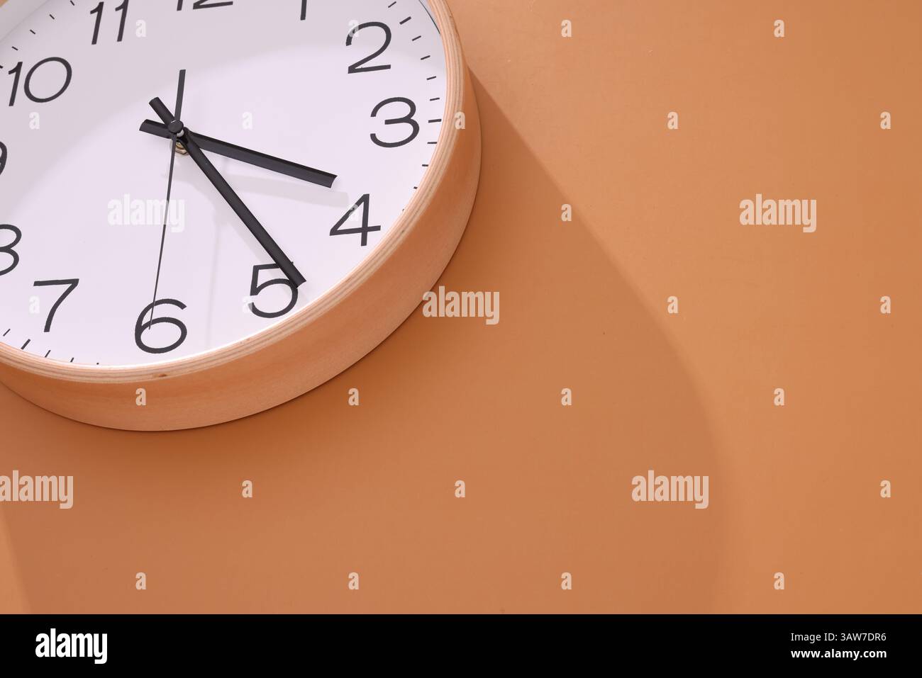 Primo piano di un orologio da parete. Il concetto di tempo e tempo di lavoro è prezioso per tutta la vita, sveglia interrotta. foto su sfondo colorato. ph di alta qualità Foto Stock