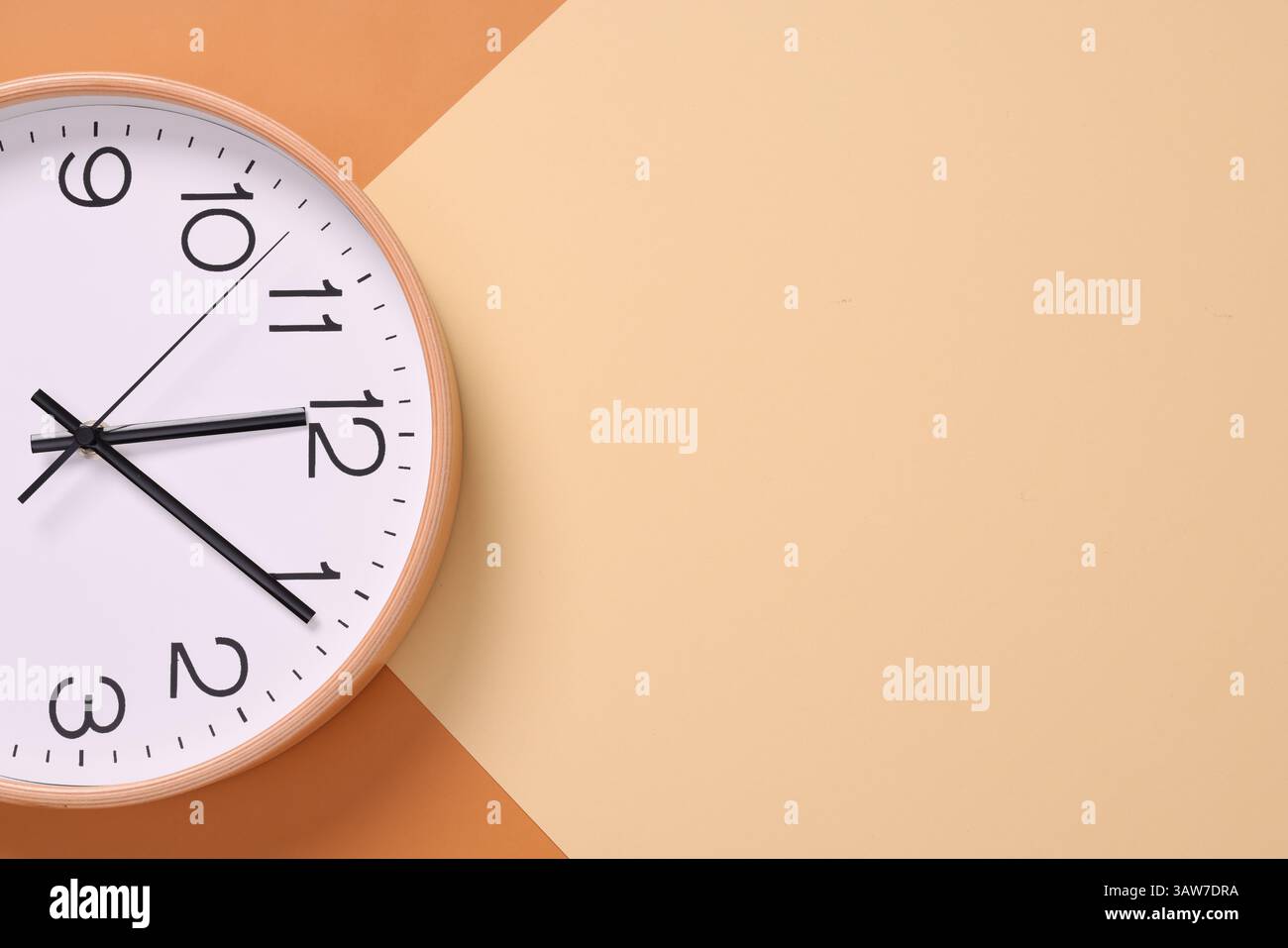 Primo piano di un orologio da parete. Il concetto di tempo e tempo di lavoro è prezioso per tutta la vita, sveglia interrotta. foto su sfondo colorato. ph di alta qualità Foto Stock