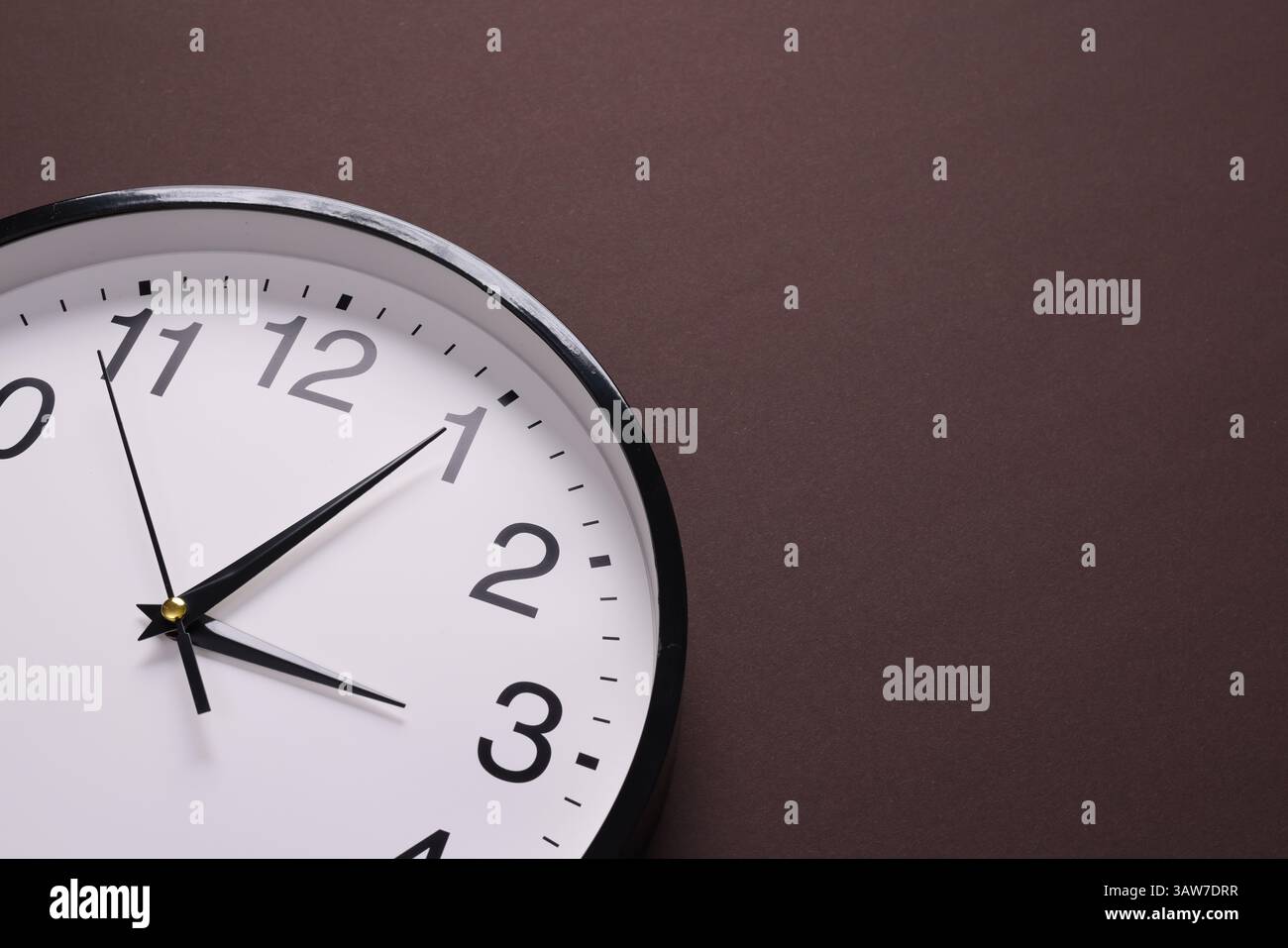 Primo piano di un orologio da parete. Il concetto di tempo e tempo di lavoro è prezioso per tutta la vita, sveglia interrotta. foto su sfondo colorato. ph di alta qualità Foto Stock